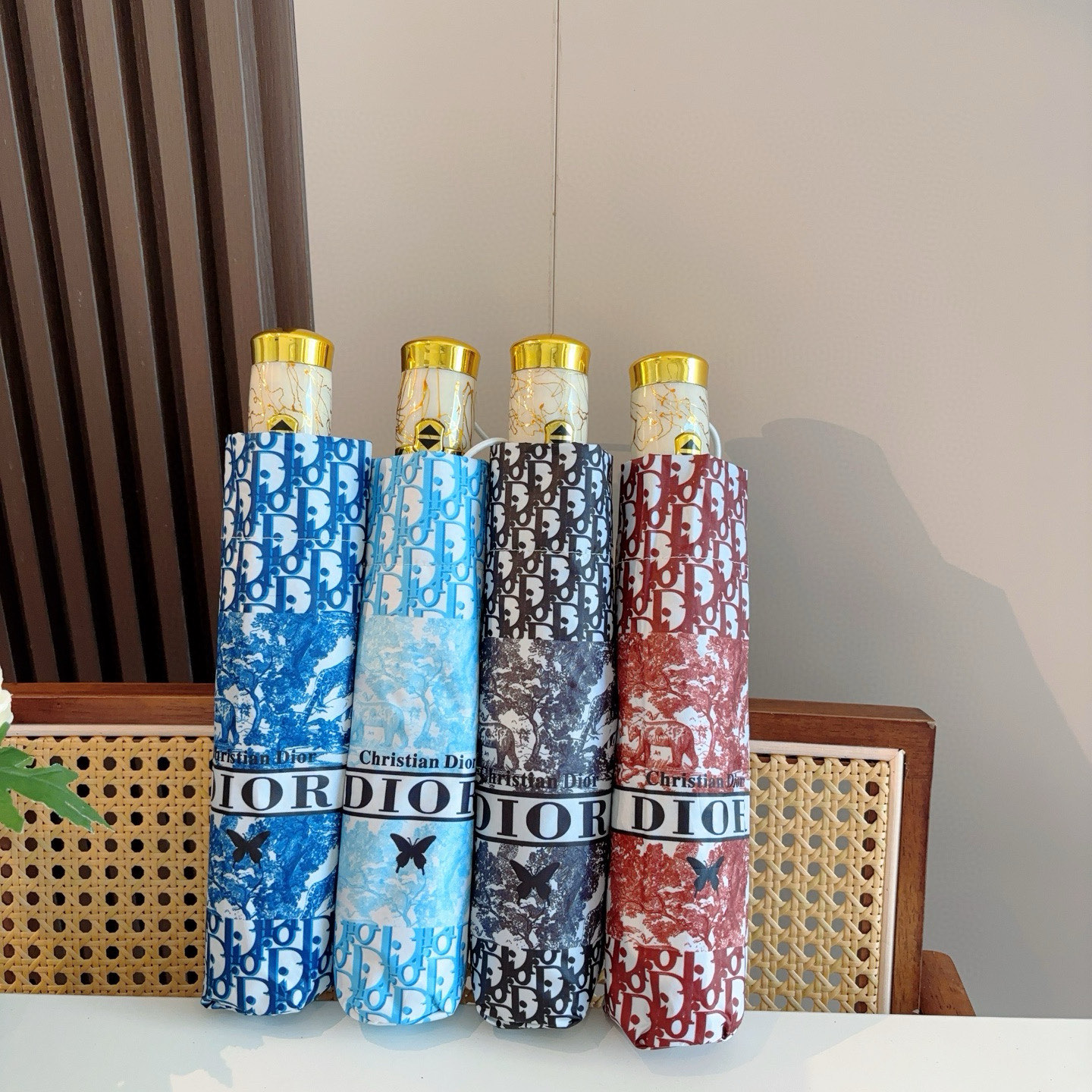 DIOR（迪奥） 动物世界 三折自动折叠晴雨伞  时尚原单代工品质 细节精致 看得见的品质 打破一成不