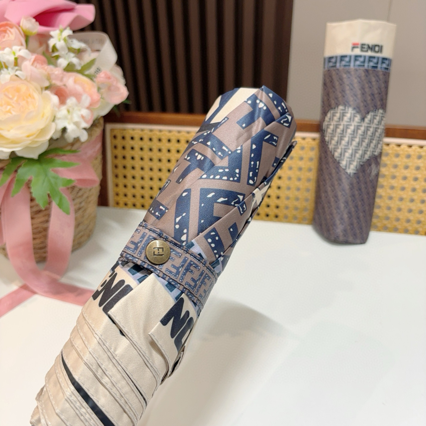  FENDI（芬迪）三折自动折叠晴雨伞 年度最新火爆单品  原单代工级品质 第一代210T碰击布防嗮拒水