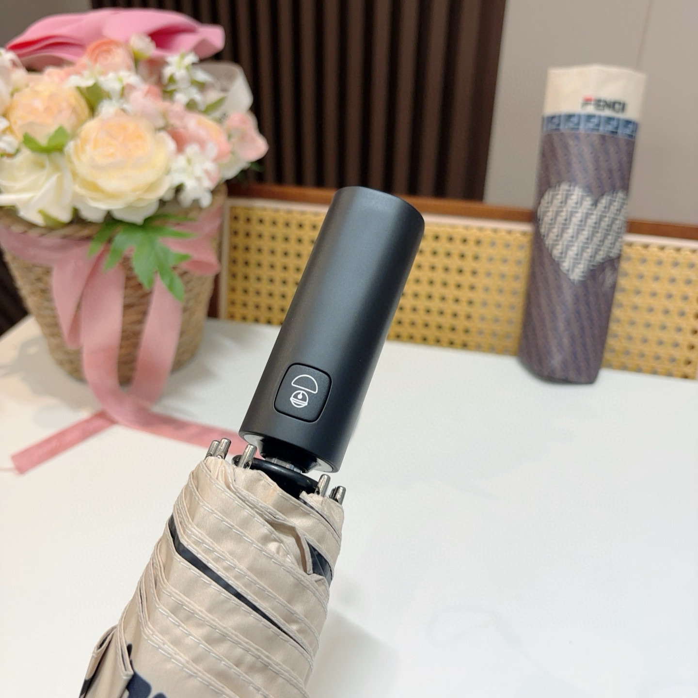  FENDI（芬迪）三折自动折叠晴雨伞 年度最新火爆单品  原单代工级品质 第一代210T碰击布防嗮拒水