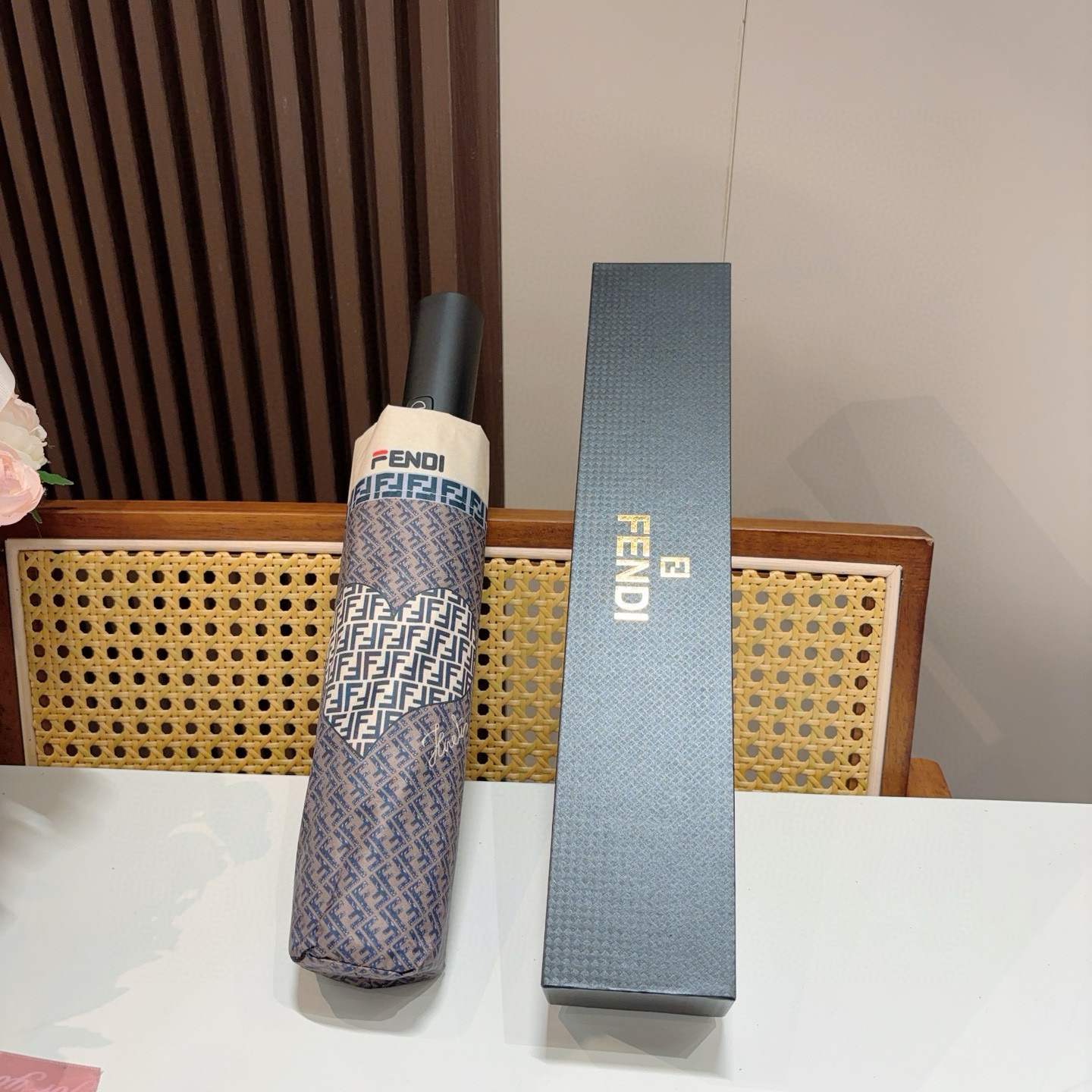  FENDI（芬迪）三折自动折叠晴雨伞 年度最新火爆单品  原单代工级品质 第一代210T碰击布防嗮拒水