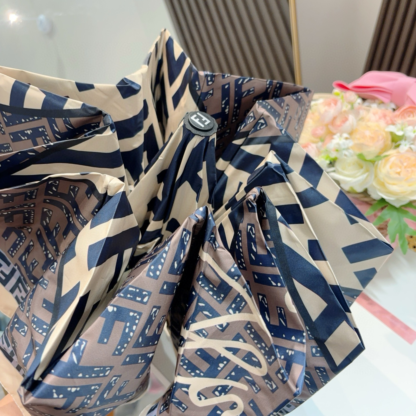  FENDI（芬迪）三折自动折叠晴雨伞 年度最新火爆单品  原单代工级品质 第一代210T碰击布防嗮拒水