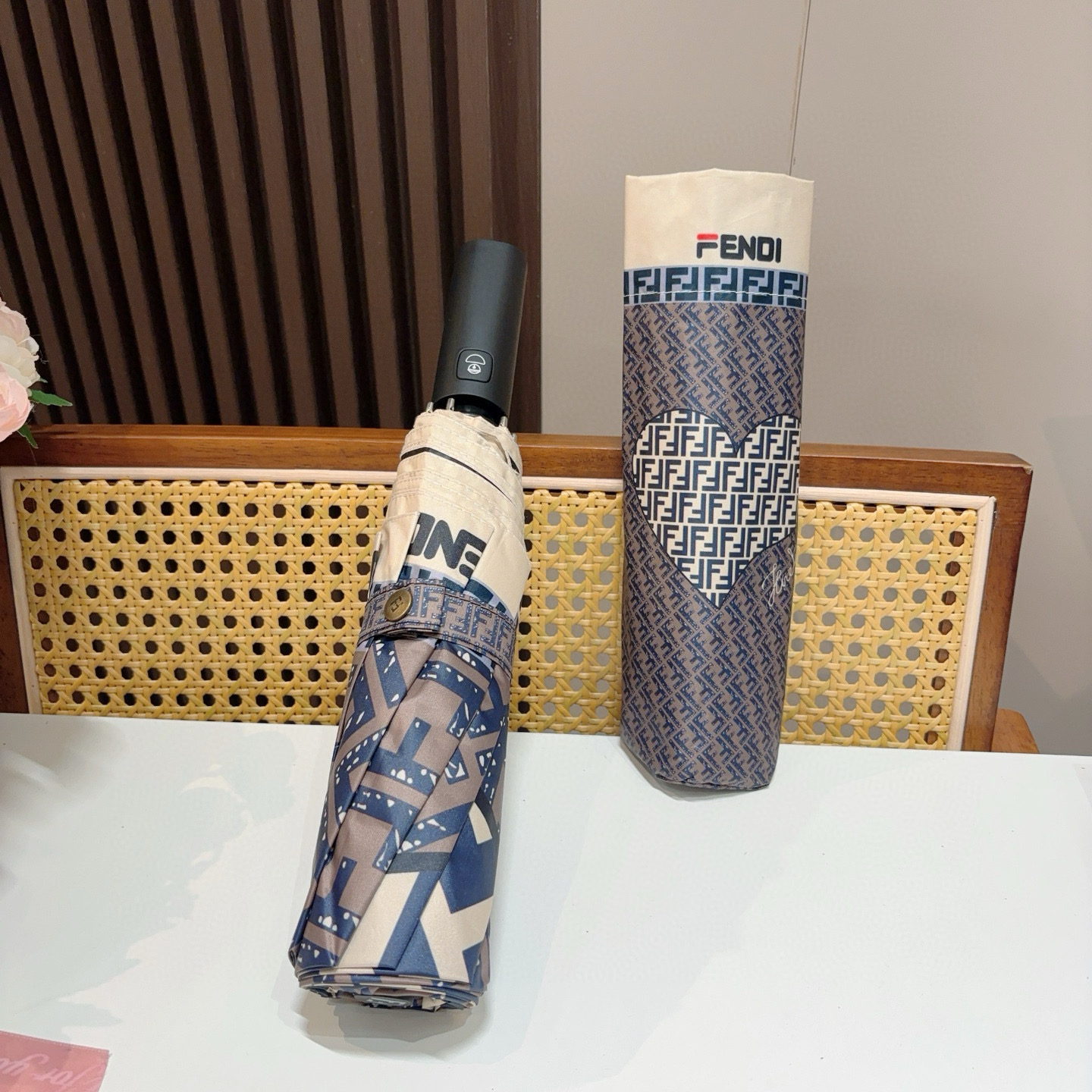  FENDI（芬迪）三折自动折叠晴雨伞 年度最新火爆单品  原单代工级品质 第一代210T碰击布防嗮拒水