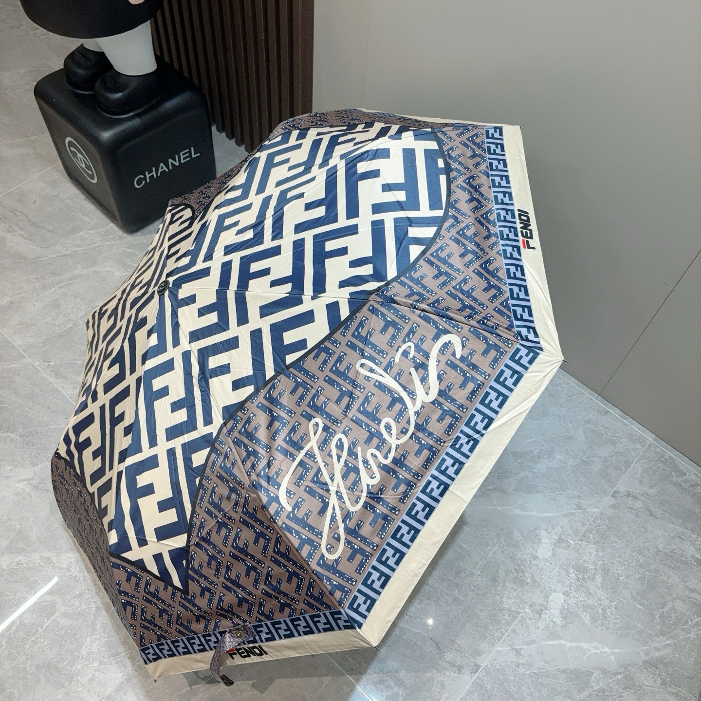  FENDI（芬迪）三折自动折叠晴雨伞 年度最新火爆单品  原单代工级品质 第一代210T碰击布防嗮拒水
