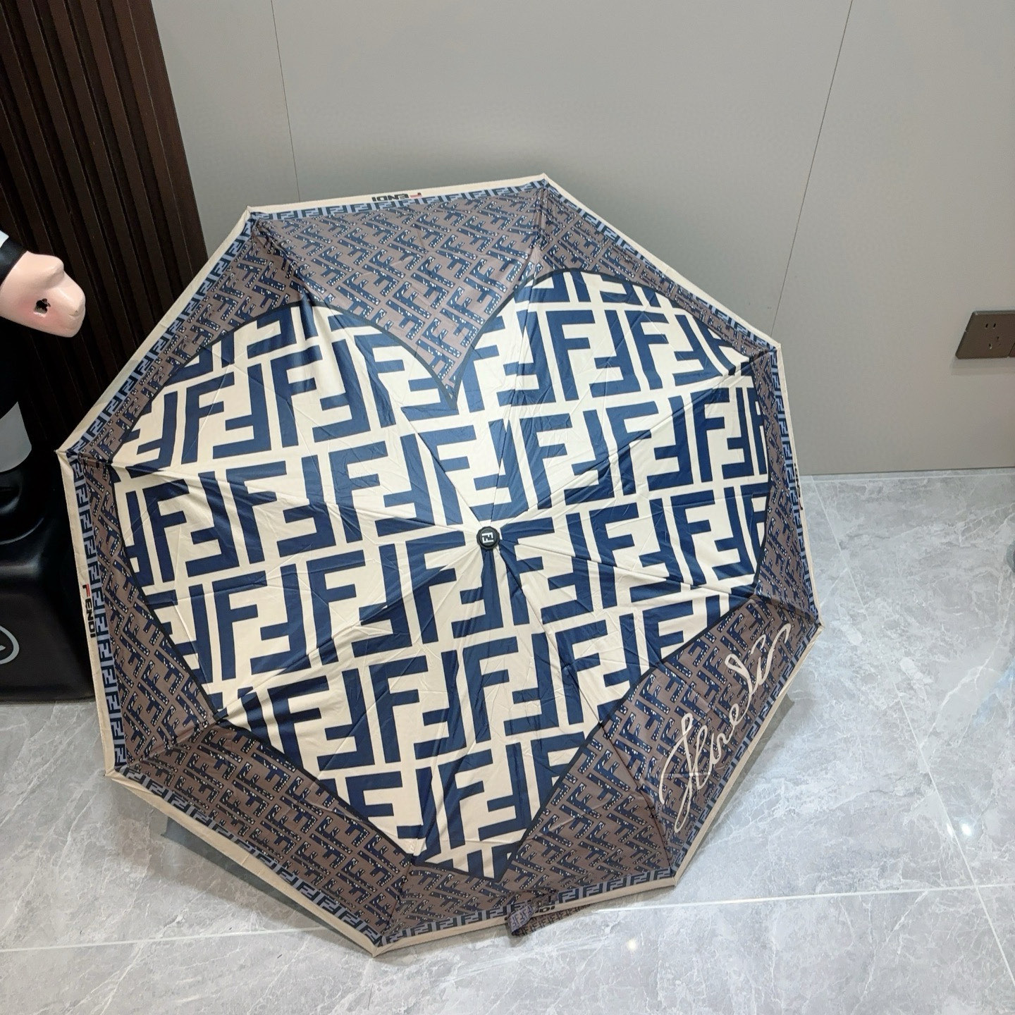  FENDI（芬迪）三折自动折叠晴雨伞 年度最新火爆单品  原单代工级品质 第一代210T碰击布防嗮拒水