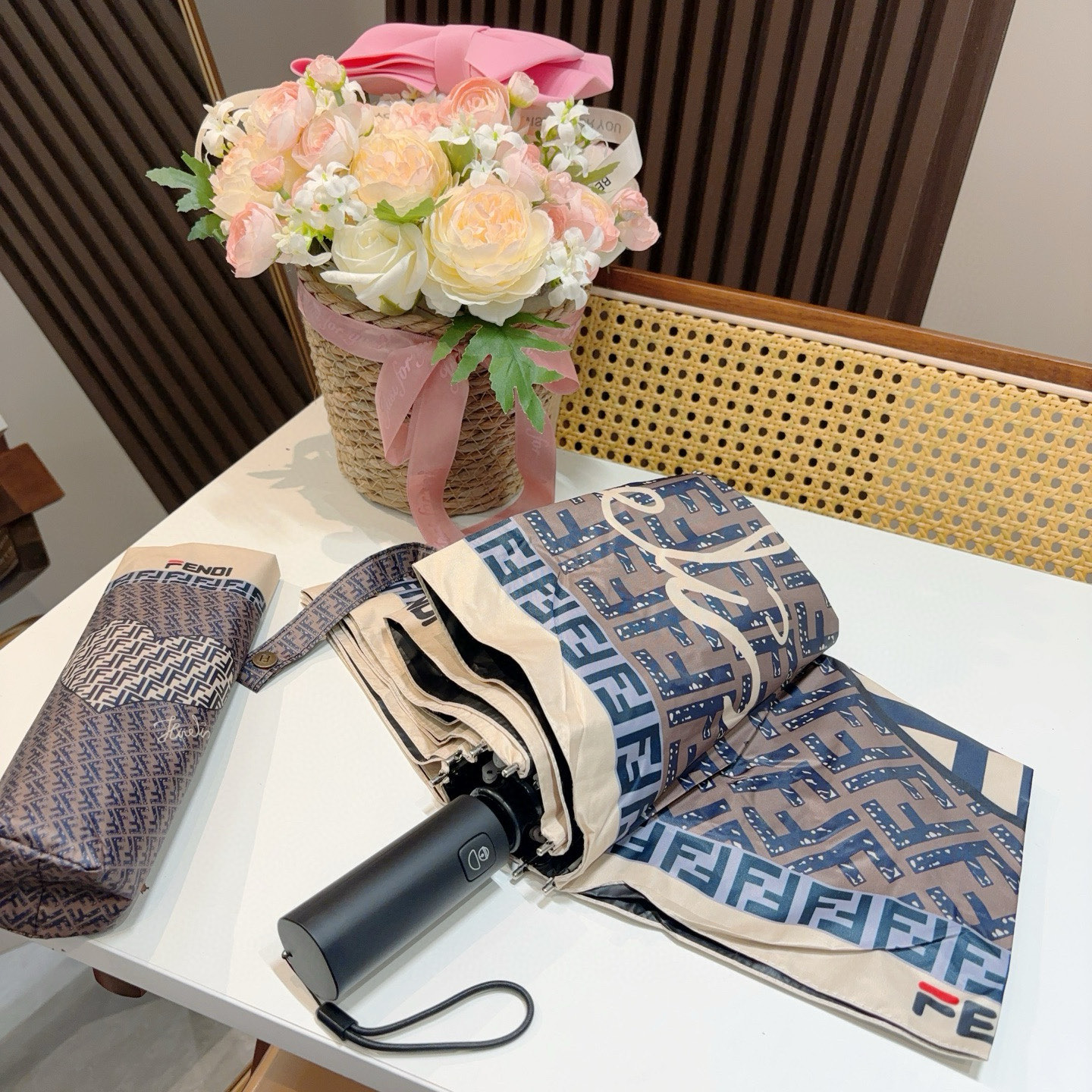  FENDI（芬迪）三折自动折叠晴雨伞 年度最新火爆单品  原单代工级品质 第一代210T碰击布防嗮拒水