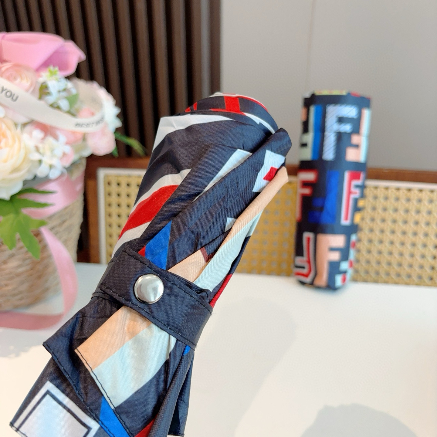  FENDI（芬迪）三折自动折叠晴雨伞 年度最新火爆单品  原单代工级品质 第一代210T碰击布防嗮拒水