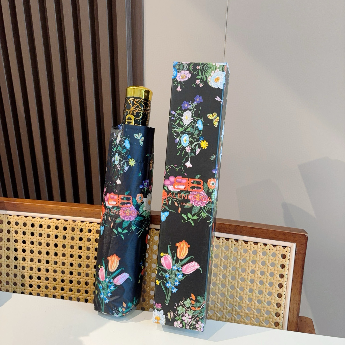  巴黎世家（Balenciaga） 新款三折自动折叠晴雨伞 火爆来袭 夏日里的小清新 高效阻隔紫外线涂层