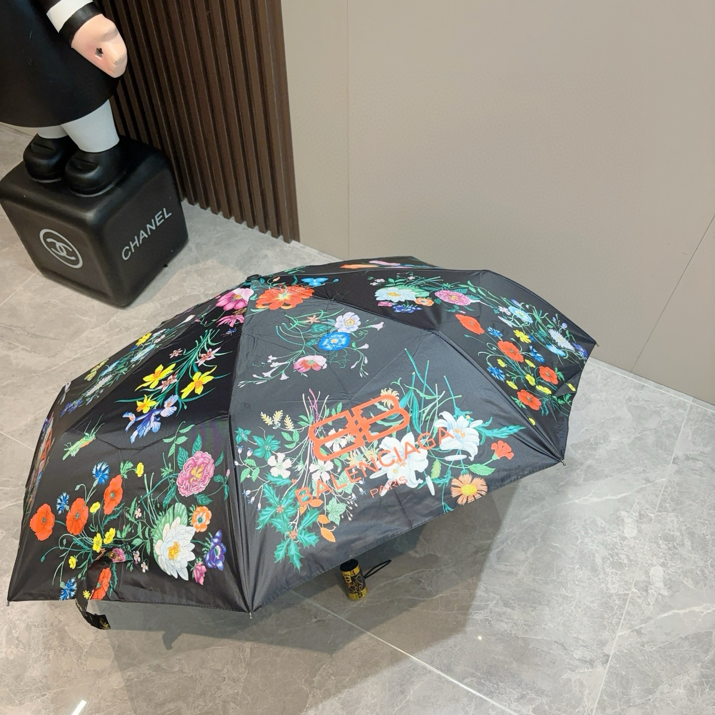  巴黎世家（Balenciaga） 新款三折自动折叠晴雨伞 火爆来袭 夏日里的小清新 高效阻隔紫外线涂层