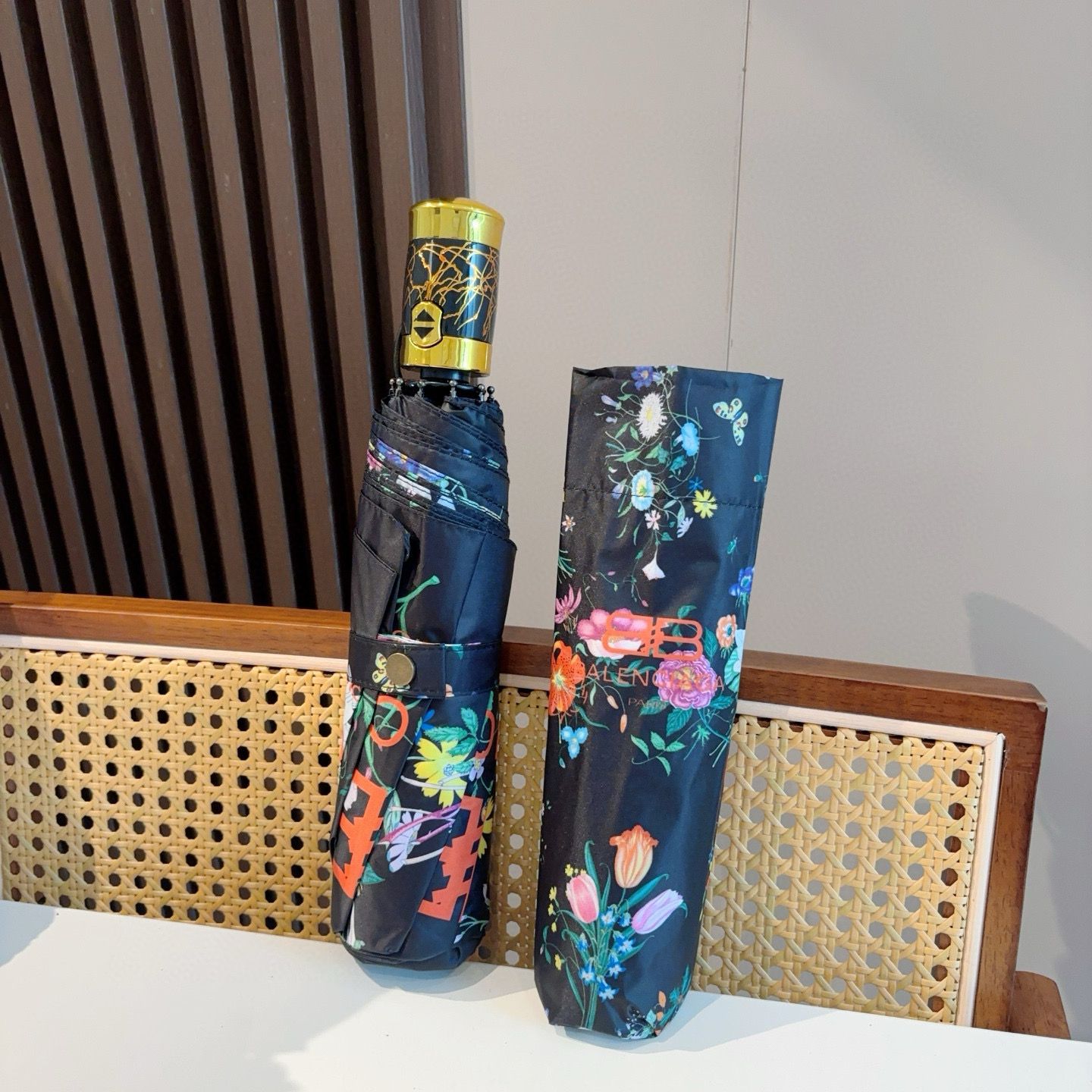  巴黎世家（Balenciaga） 新款三折自动折叠晴雨伞 火爆来袭 夏日里的小清新 高效阻隔紫外线涂层