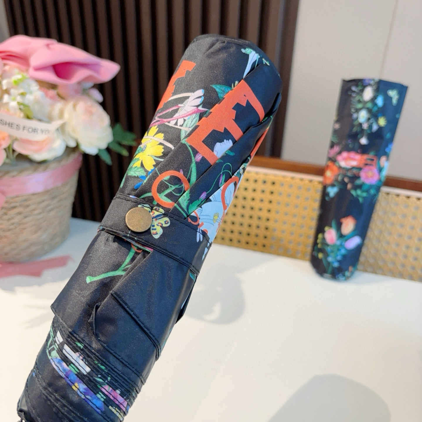  巴黎世家（Balenciaga） 新款三折自动折叠晴雨伞 火爆来袭 夏日里的小清新 高效阻隔紫外线涂层