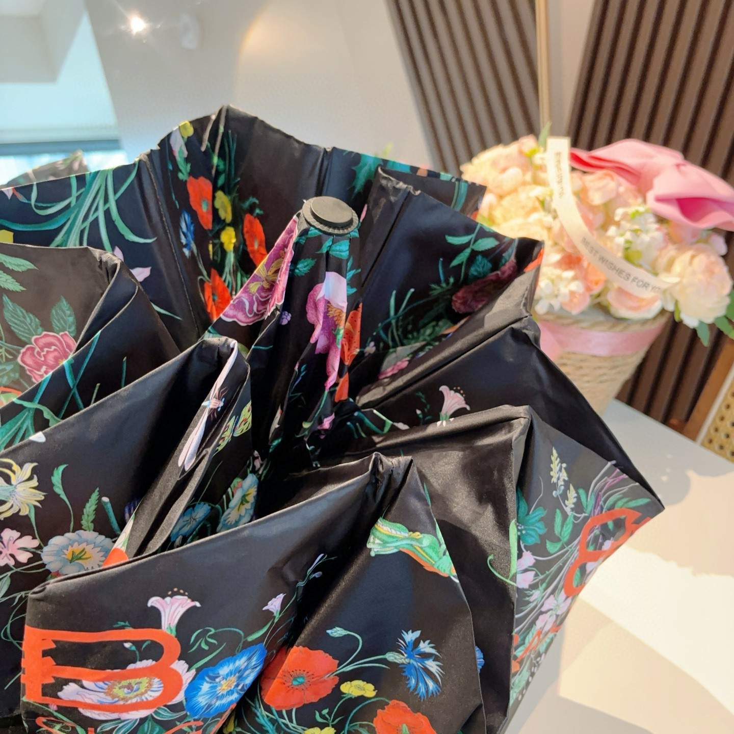  巴黎世家（Balenciaga） 新款三折自动折叠晴雨伞 火爆来袭 夏日里的小清新 高效阻隔紫外线涂层