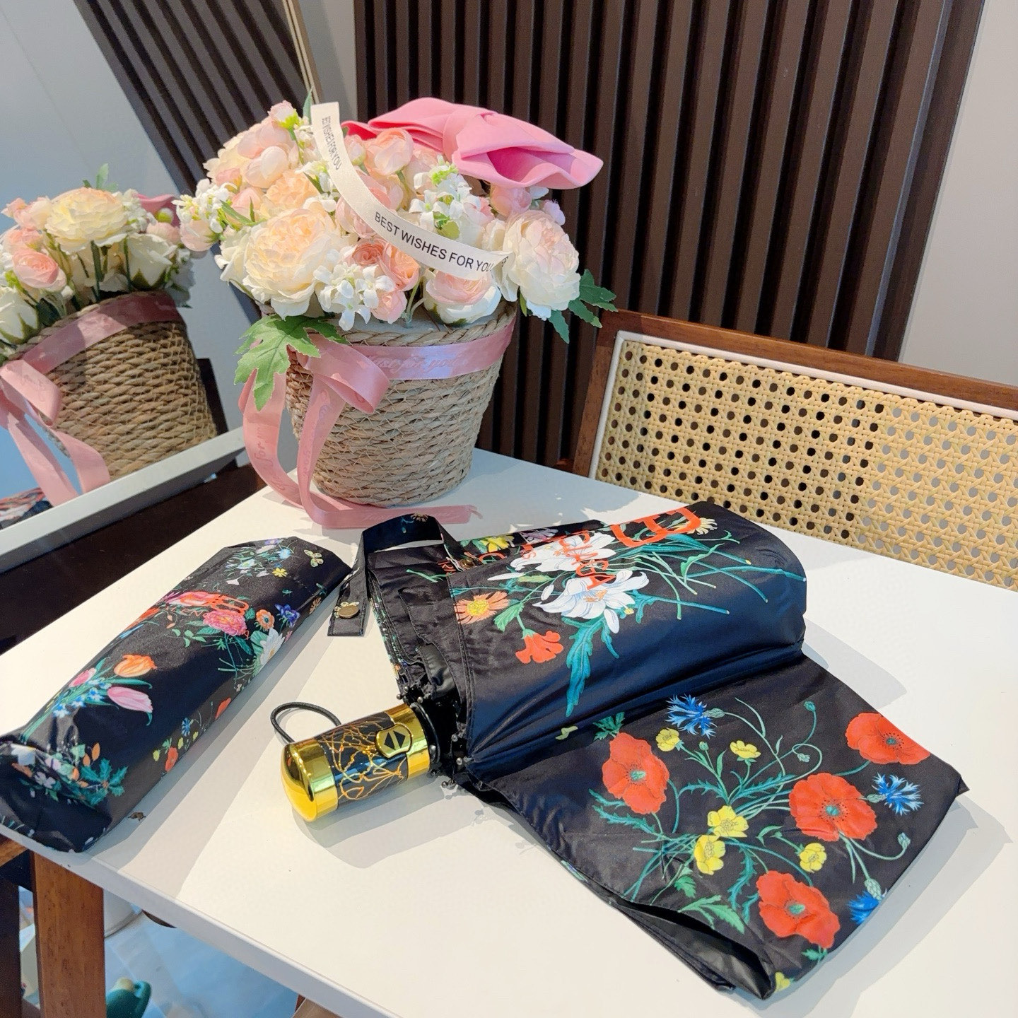  巴黎世家（Balenciaga） 新款三折自动折叠晴雨伞 火爆来袭 夏日里的小清新 高效阻隔紫外线涂层