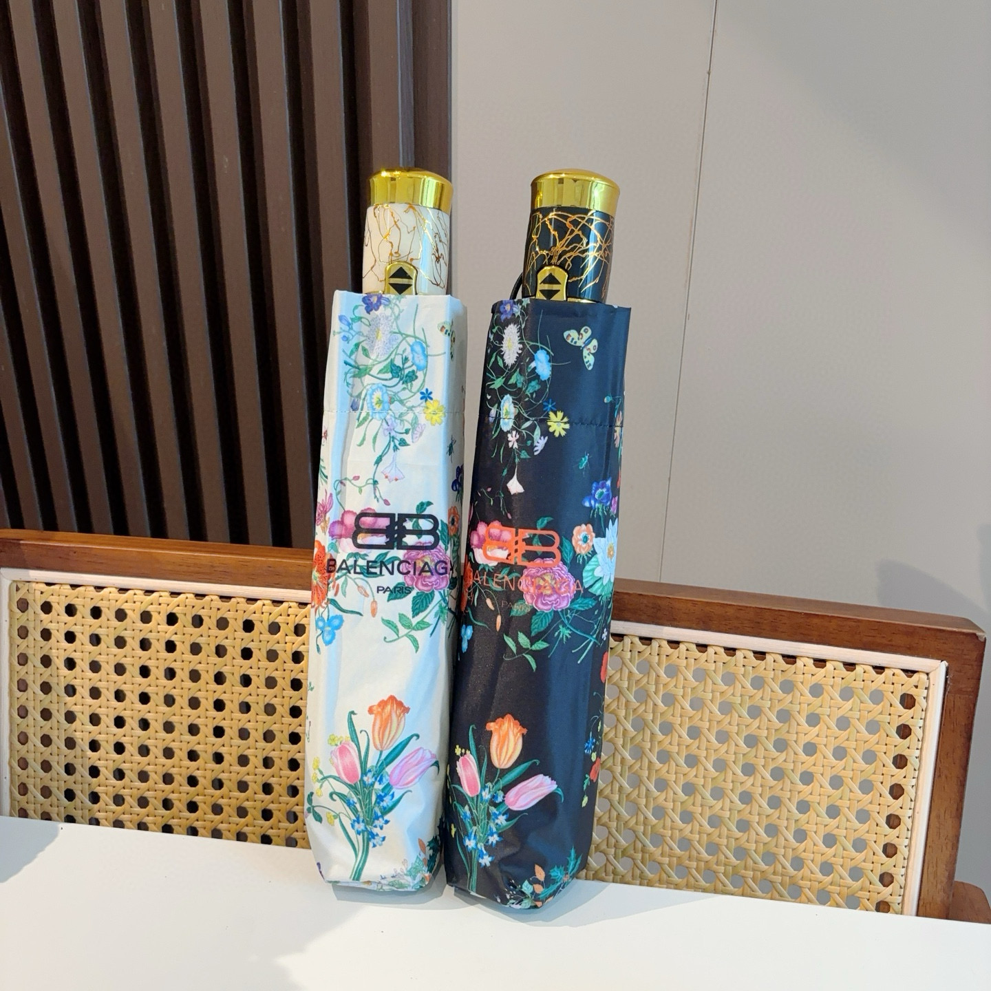  巴黎世家（Balenciaga） 新款三折自动折叠晴雨伞 火爆来袭 夏日里的小清新 高效阻隔紫外线涂层