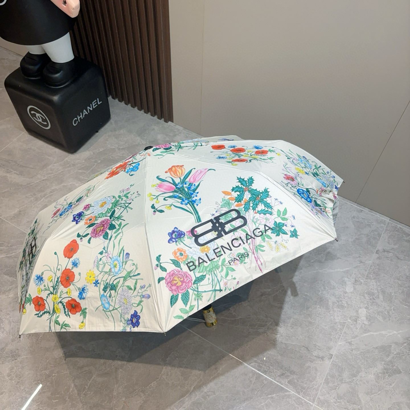  巴黎世家（Balenciaga） 新款三折自动折叠晴雨伞 火爆来袭 夏日里的小清新 高效阻隔紫外线涂层