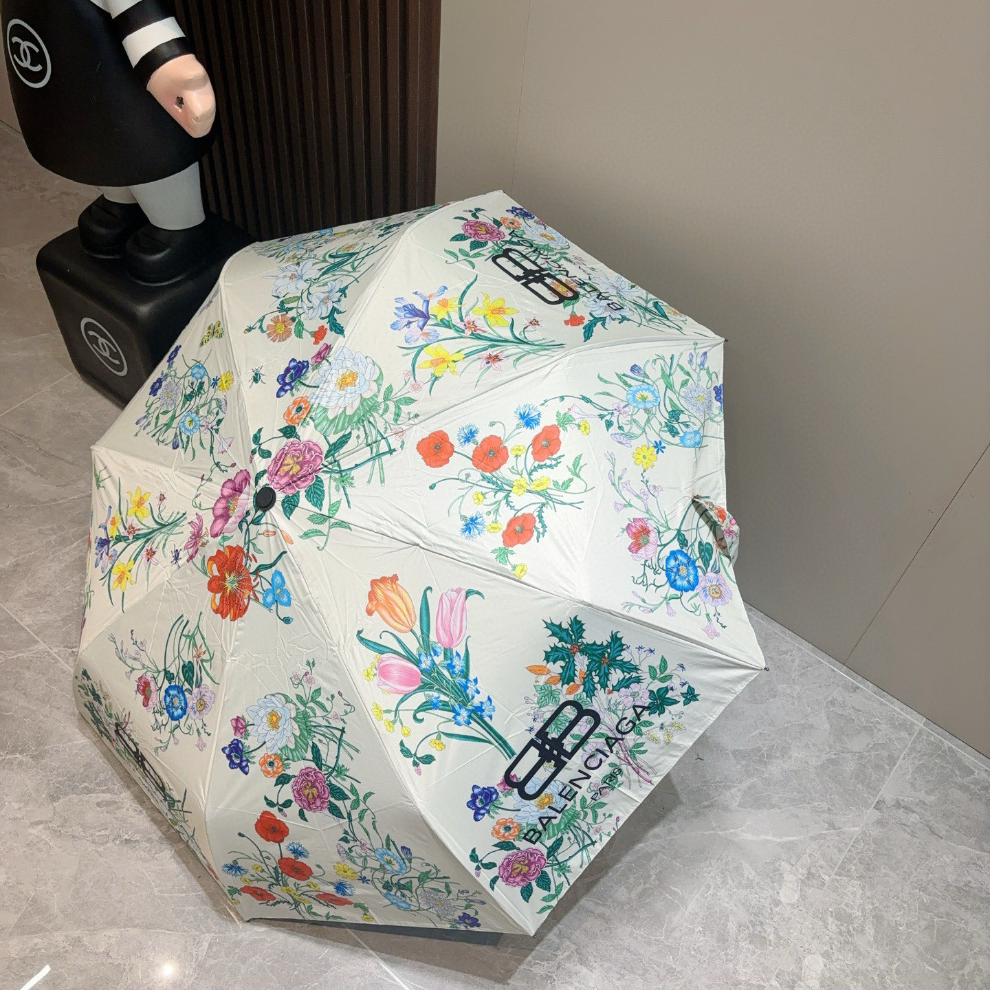  巴黎世家（Balenciaga） 新款三折自动折叠晴雨伞 火爆来袭 夏日里的小清新 高效阻隔紫外线涂层