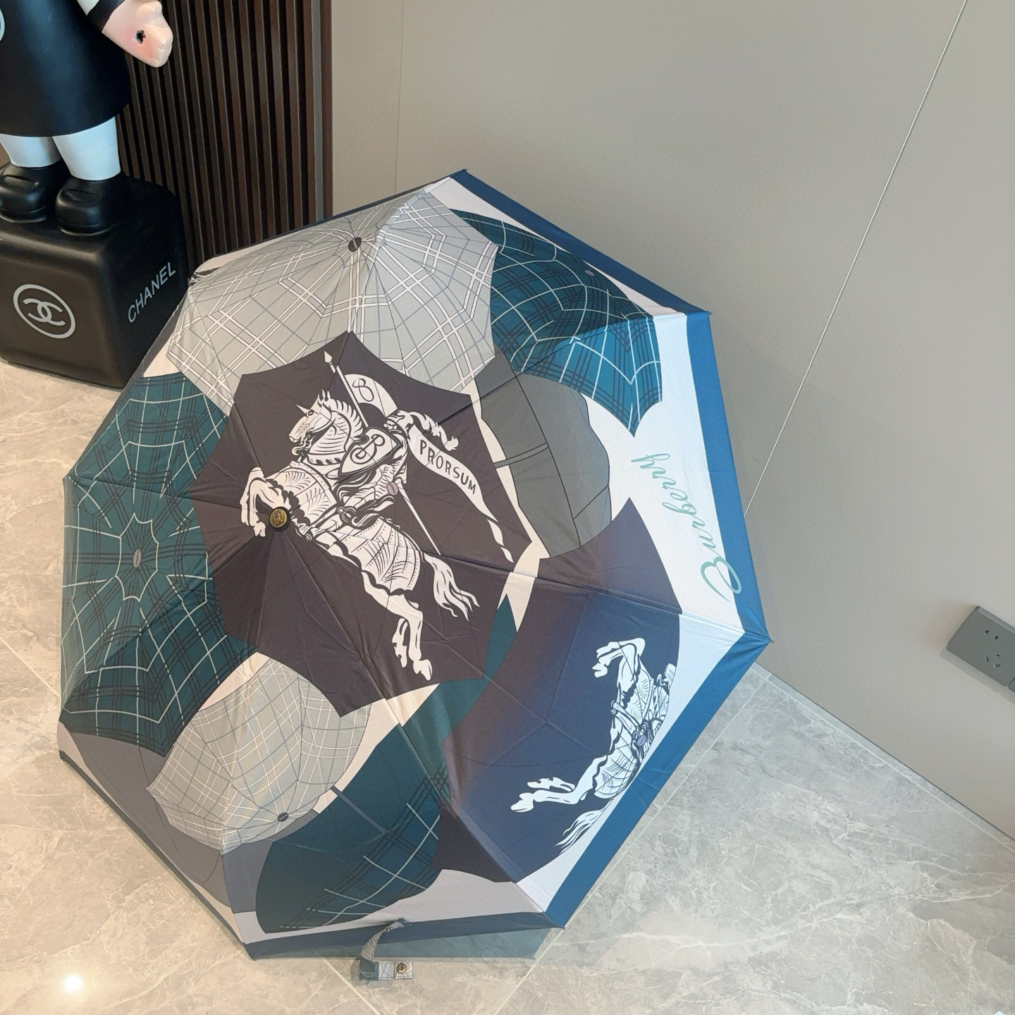  BURBERRY（巴宝莉） 战马伞面 三折自动折叠晴雨伞 年度巅峰之作 经典 高雅 时髦 这就是被称为