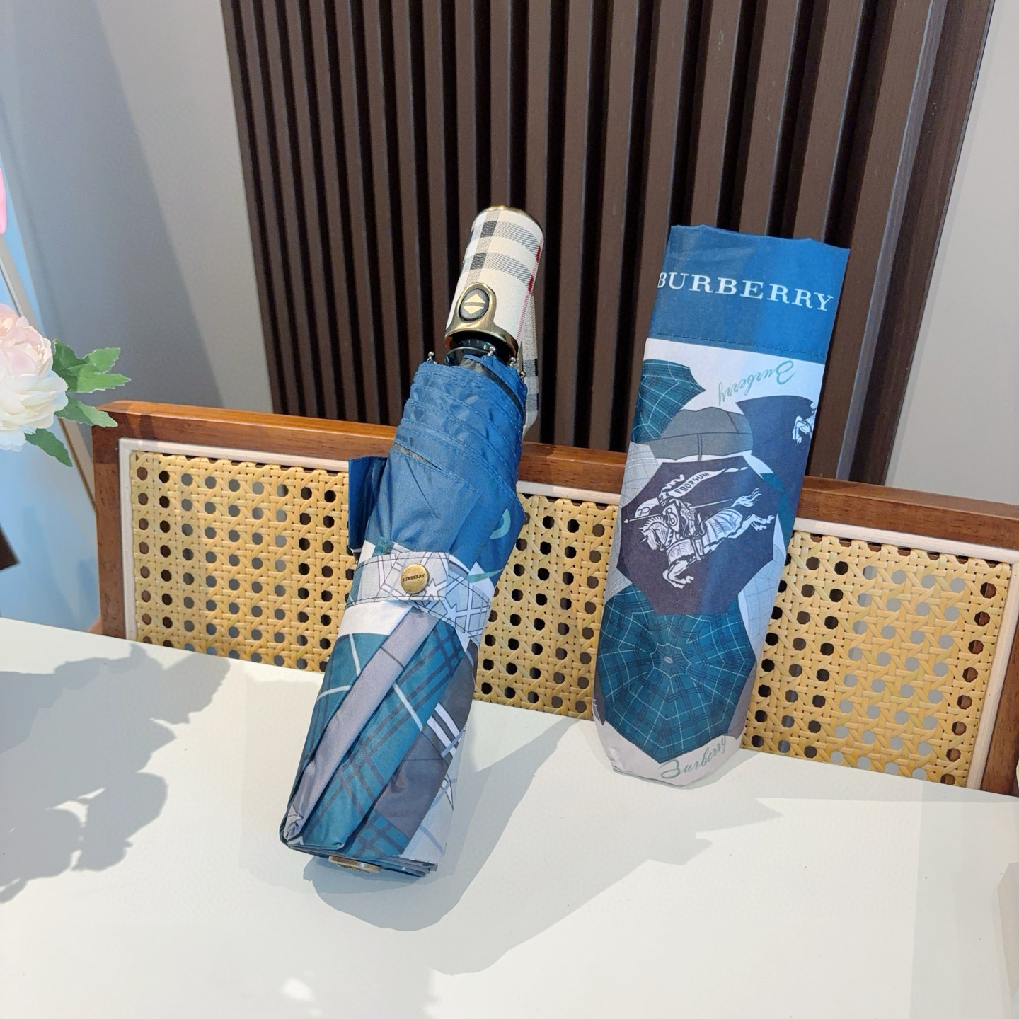  BURBERRY（巴宝莉） 战马伞面 三折自动折叠晴雨伞 年度巅峰之作 经典 高雅 时髦 这就是被称为