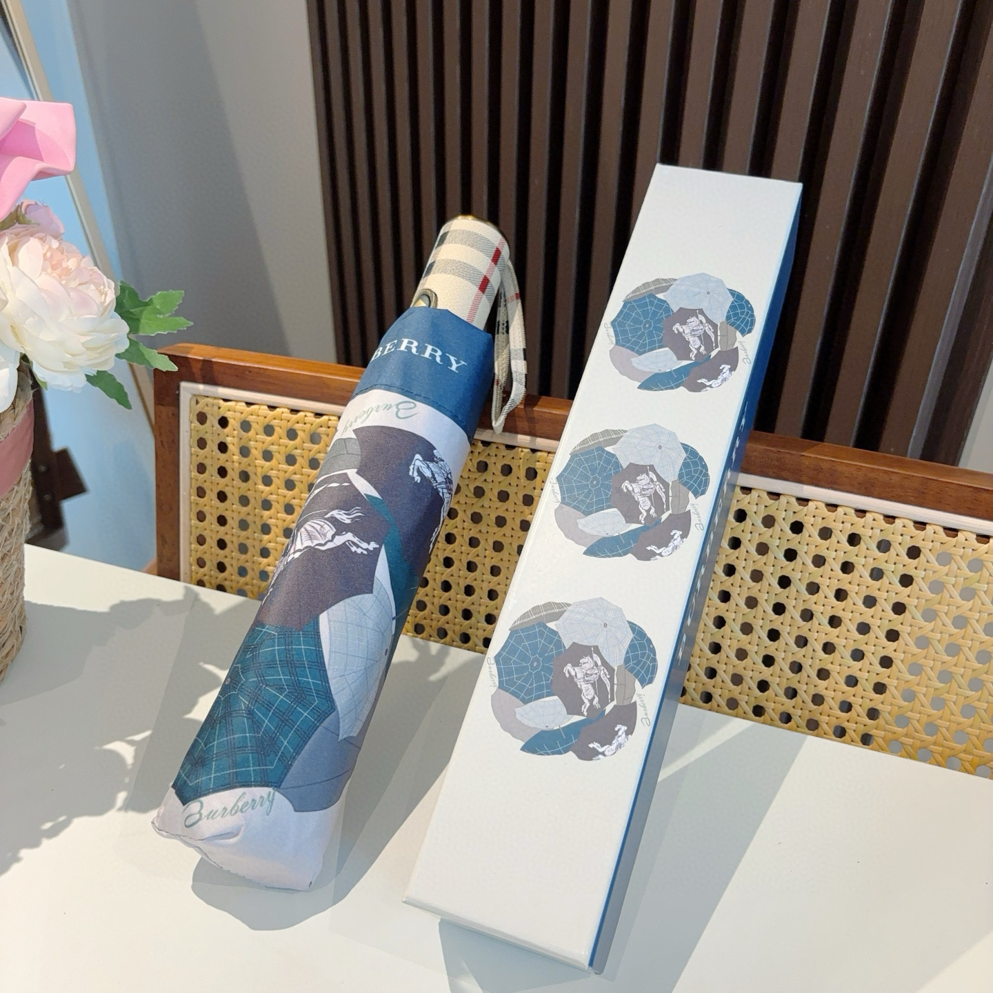  BURBERRY（巴宝莉） 战马伞面 三折自动折叠晴雨伞 年度巅峰之作 经典 高雅 时髦 这就是被称为