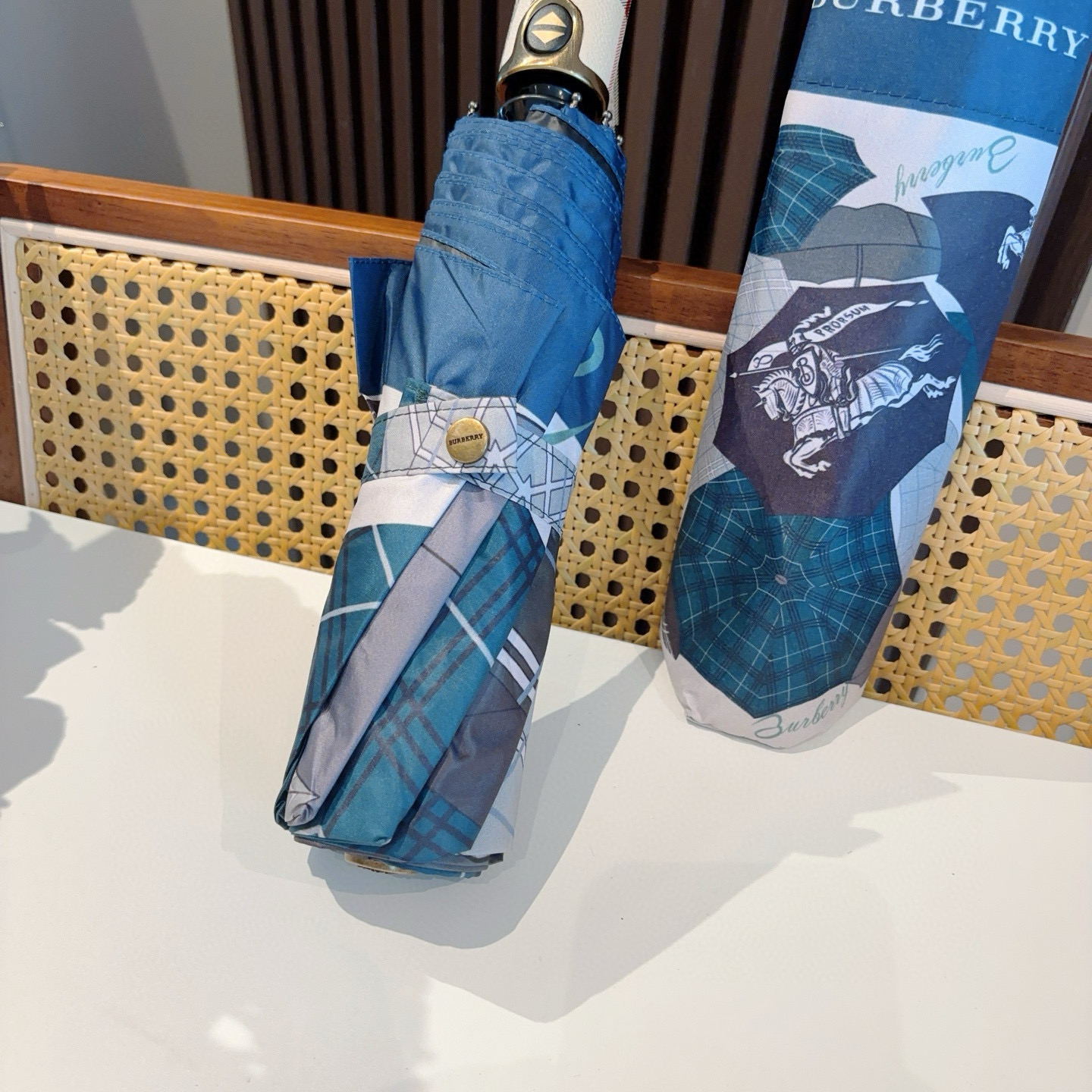  BURBERRY（巴宝莉） 战马伞面 三折自动折叠晴雨伞 年度巅峰之作 经典 高雅 时髦 这就是被称为