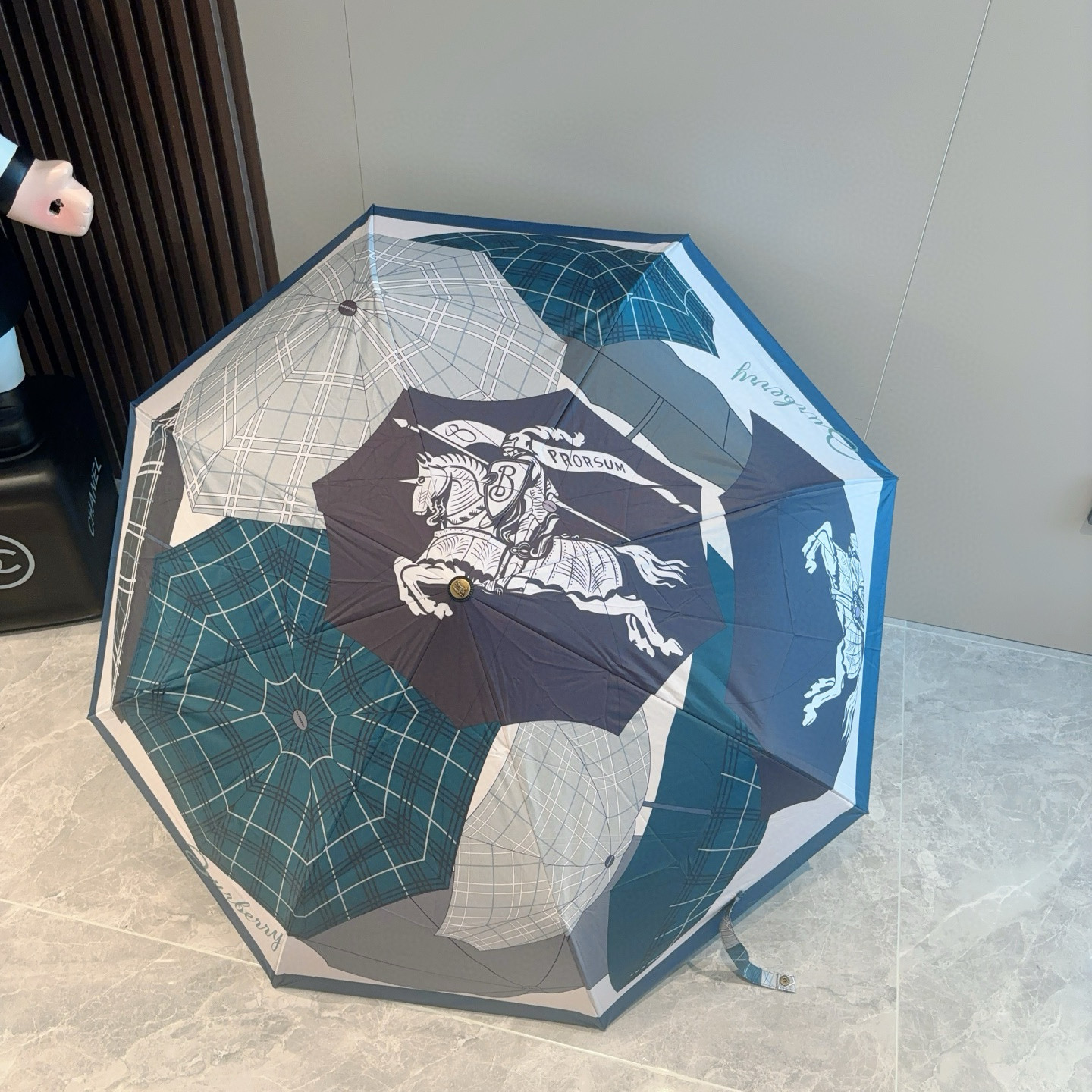  BURBERRY（巴宝莉） 战马伞面 三折自动折叠晴雨伞 年度巅峰之作 经典 高雅 时髦 这就是被称为