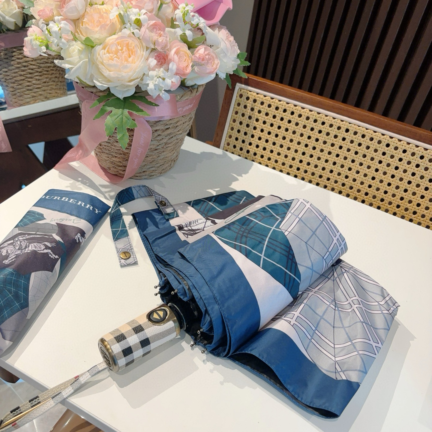  BURBERRY（巴宝莉） 战马伞面 三折自动折叠晴雨伞 年度巅峰之作 经典 高雅 时髦 这就是被称为