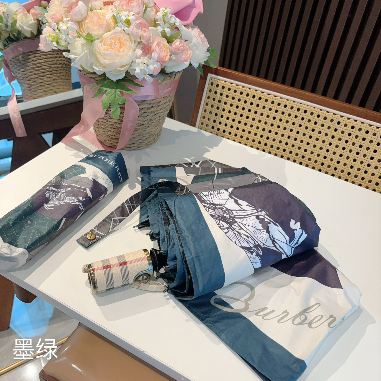  BURBERRY（巴宝莉） 战马伞面 三折自动折叠晴雨伞 年度巅峰之作 经典 高雅 时髦 这就是被称为