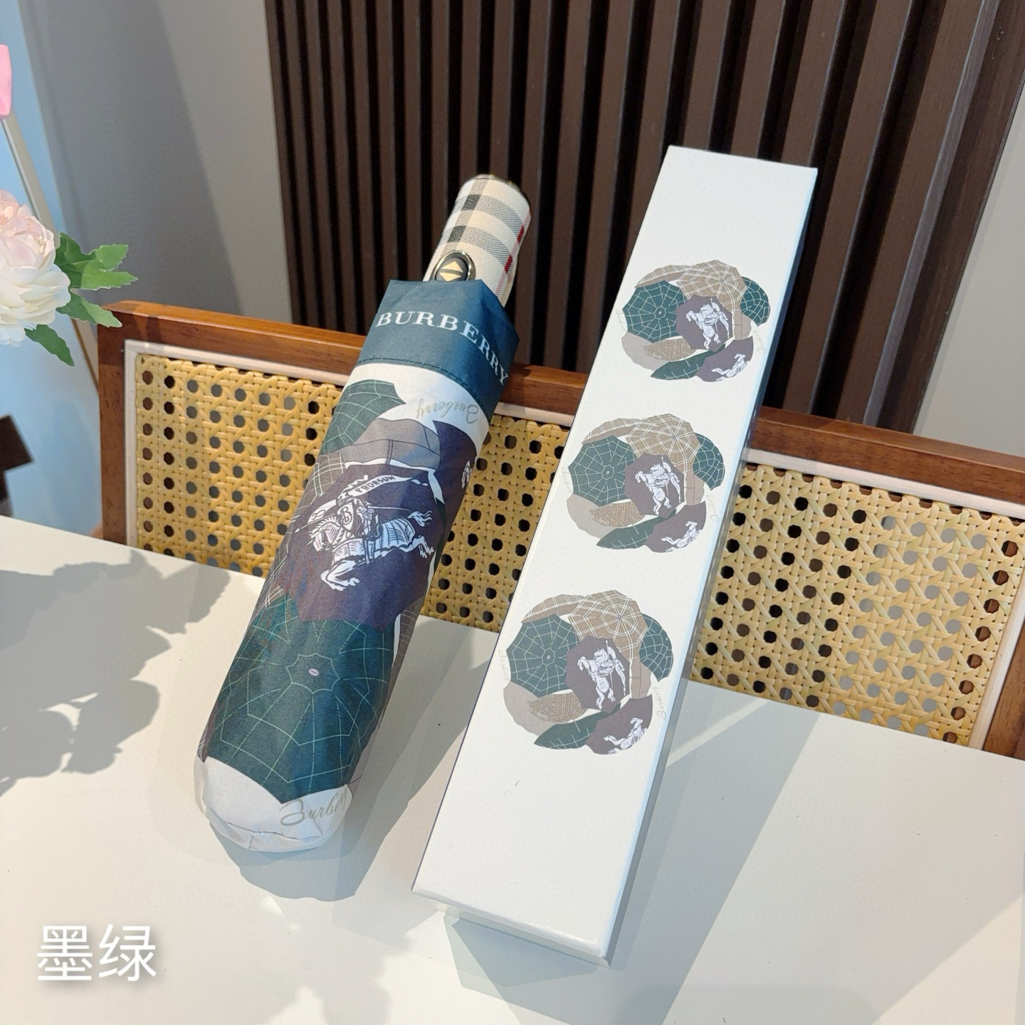  BURBERRY（巴宝莉） 战马伞面 三折自动折叠晴雨伞 年度巅峰之作 经典 高雅 时髦 这就是被称为
