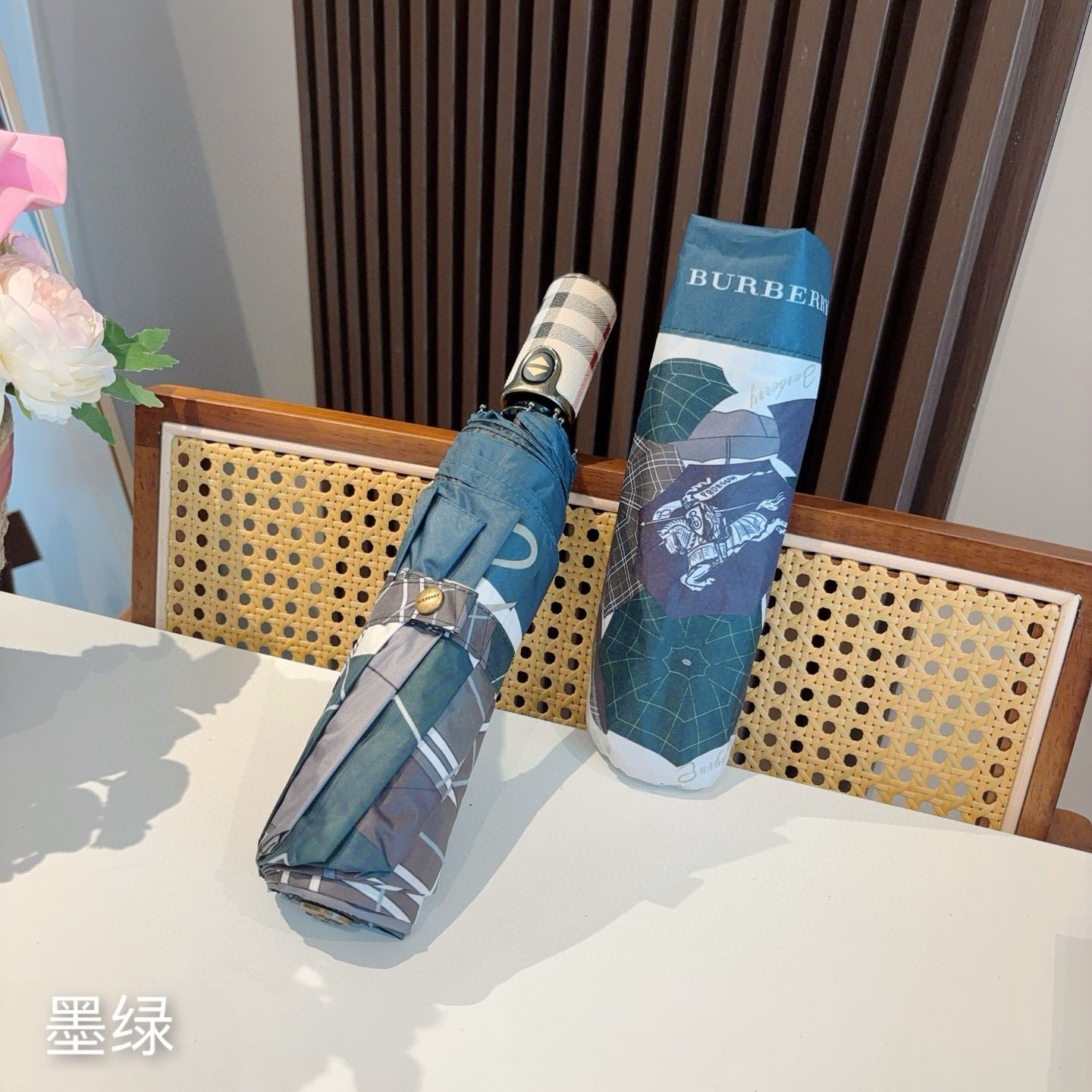  BURBERRY（巴宝莉） 战马伞面 三折自动折叠晴雨伞 年度巅峰之作 经典 高雅 时髦 这就是被称为