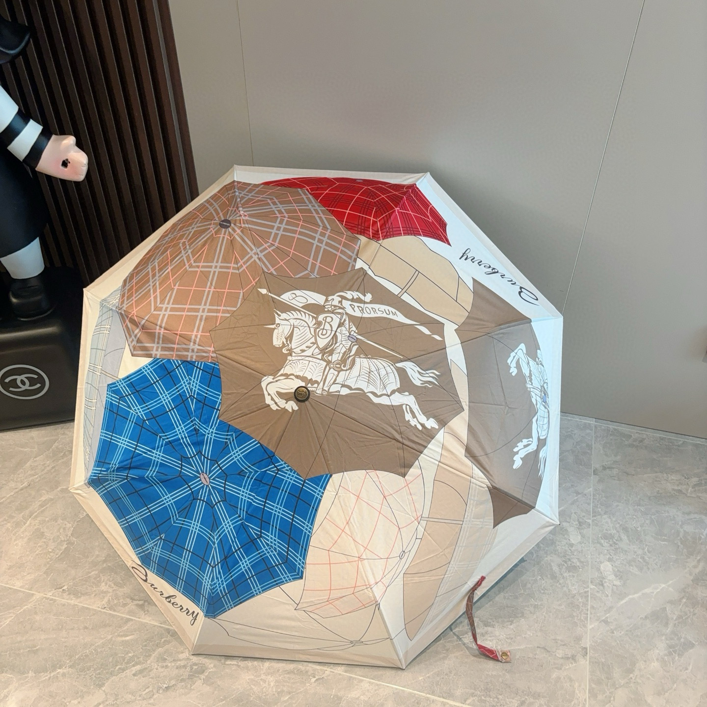  BURBERRY（巴宝莉） 战马伞面 三折自动折叠晴雨伞 年度巅峰之作 经典 高雅 时髦 这就是被称为