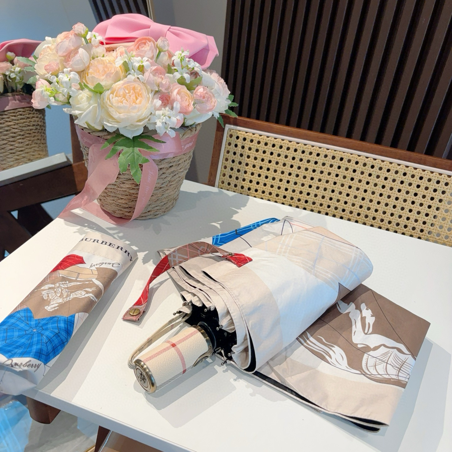  BURBERRY（巴宝莉） 战马伞面 三折自动折叠晴雨伞 年度巅峰之作 经典 高雅 时髦 这就是被称为