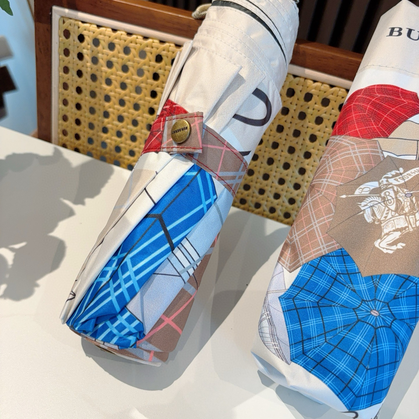  BURBERRY（巴宝莉） 战马伞面 三折自动折叠晴雨伞 年度巅峰之作 经典 高雅 时髦 这就是被称为