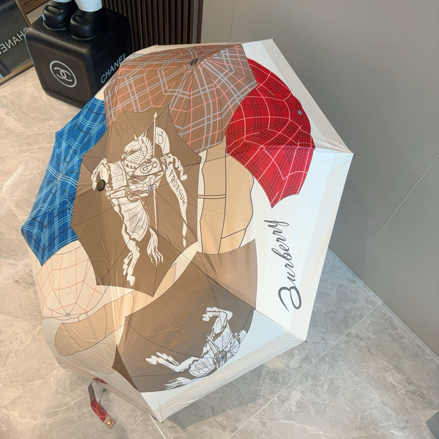  BURBERRY（巴宝莉） 战马伞面 三折自动折叠晴雨伞 年度巅峰之作 经典 高雅 时髦 这就是被称为