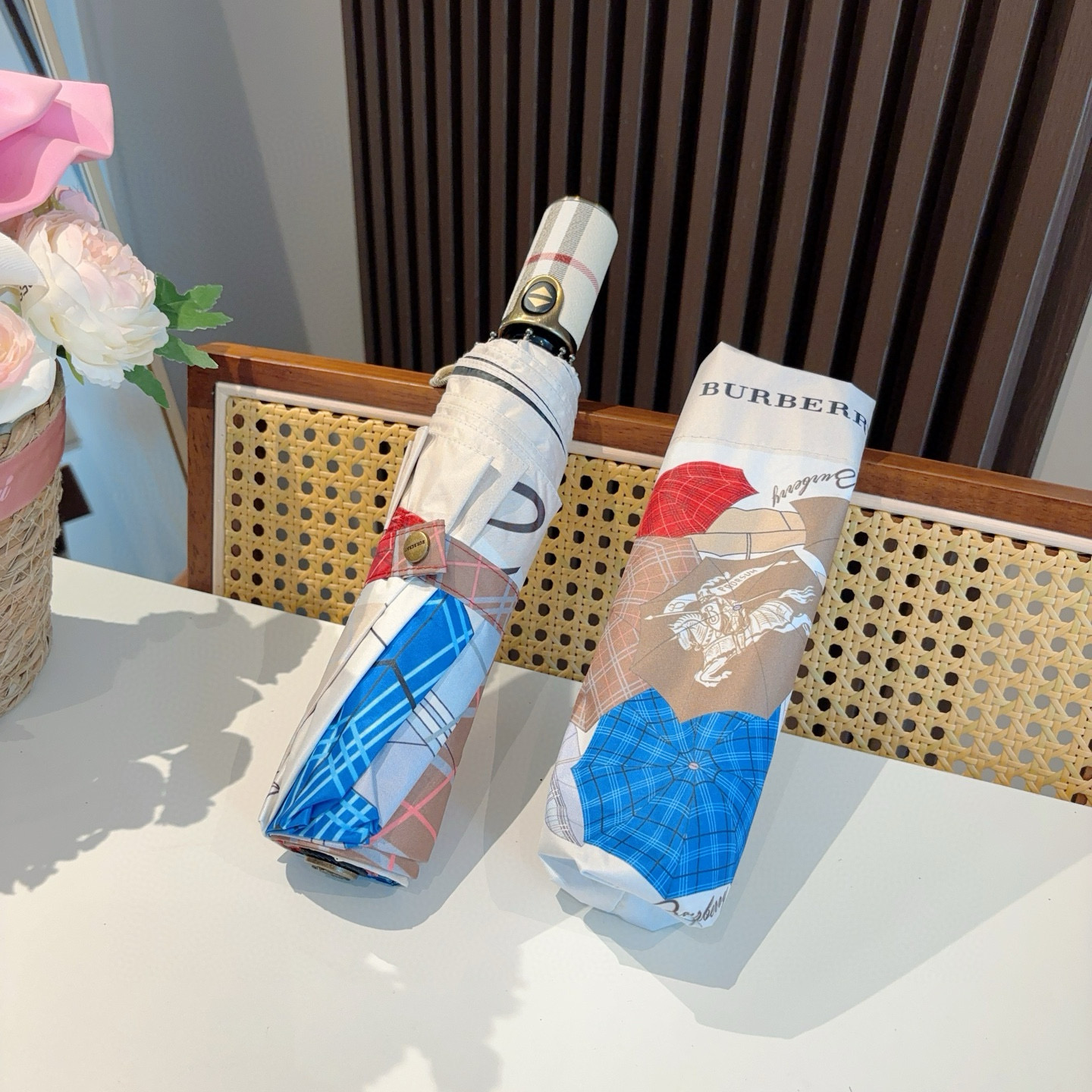  BURBERRY（巴宝莉） 战马伞面 三折自动折叠晴雨伞 年度巅峰之作 经典 高雅 时髦 这就是被称为