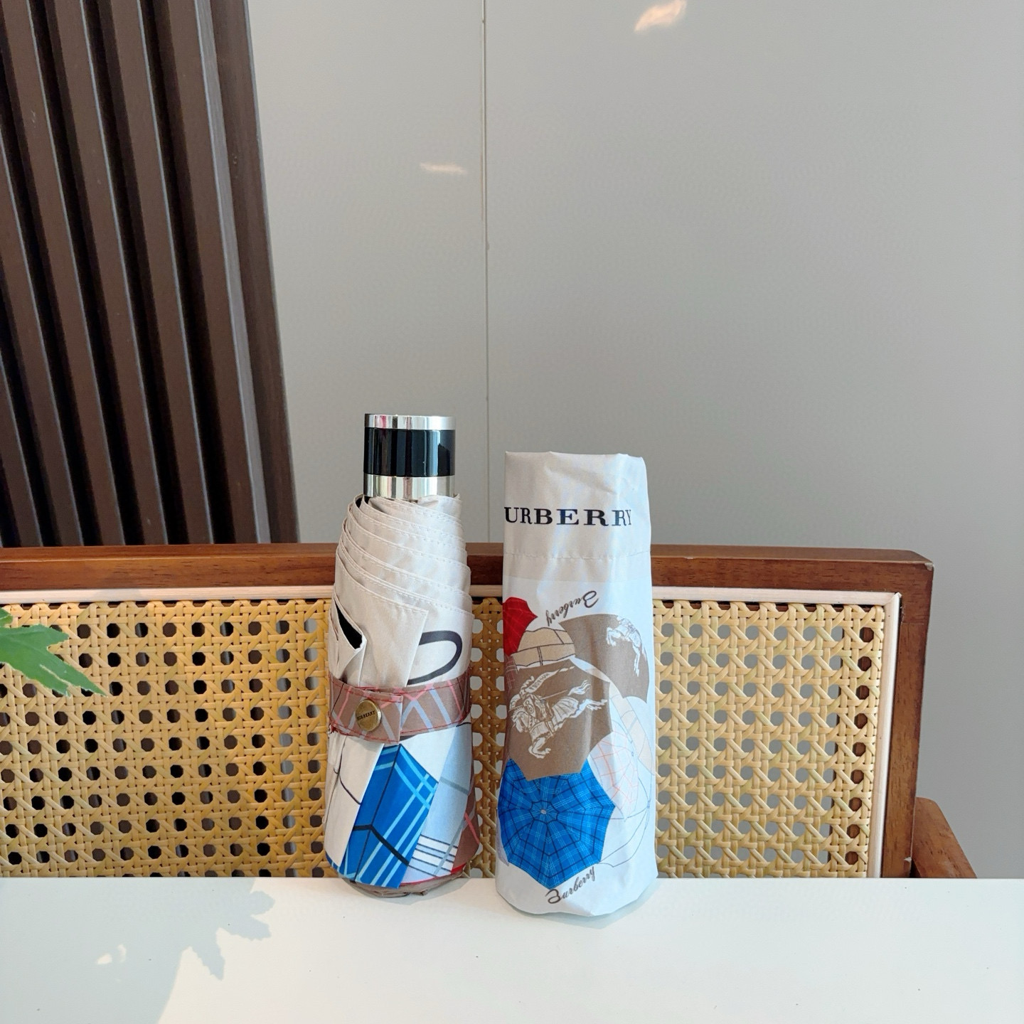  BURBERRY（巴宝莉）五折手动折叠晴雨伞 选用台湾进口UV防紫外线伞布 原单代工级品质  