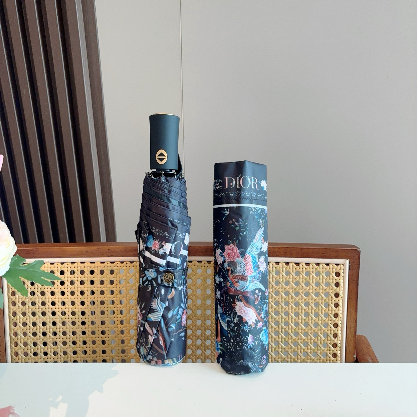  DIOR（迪奥）三折自动折叠晴雨伞  时尚原单代工品质 细节精致 看得见的品质 打破一成不变 色泽纯正