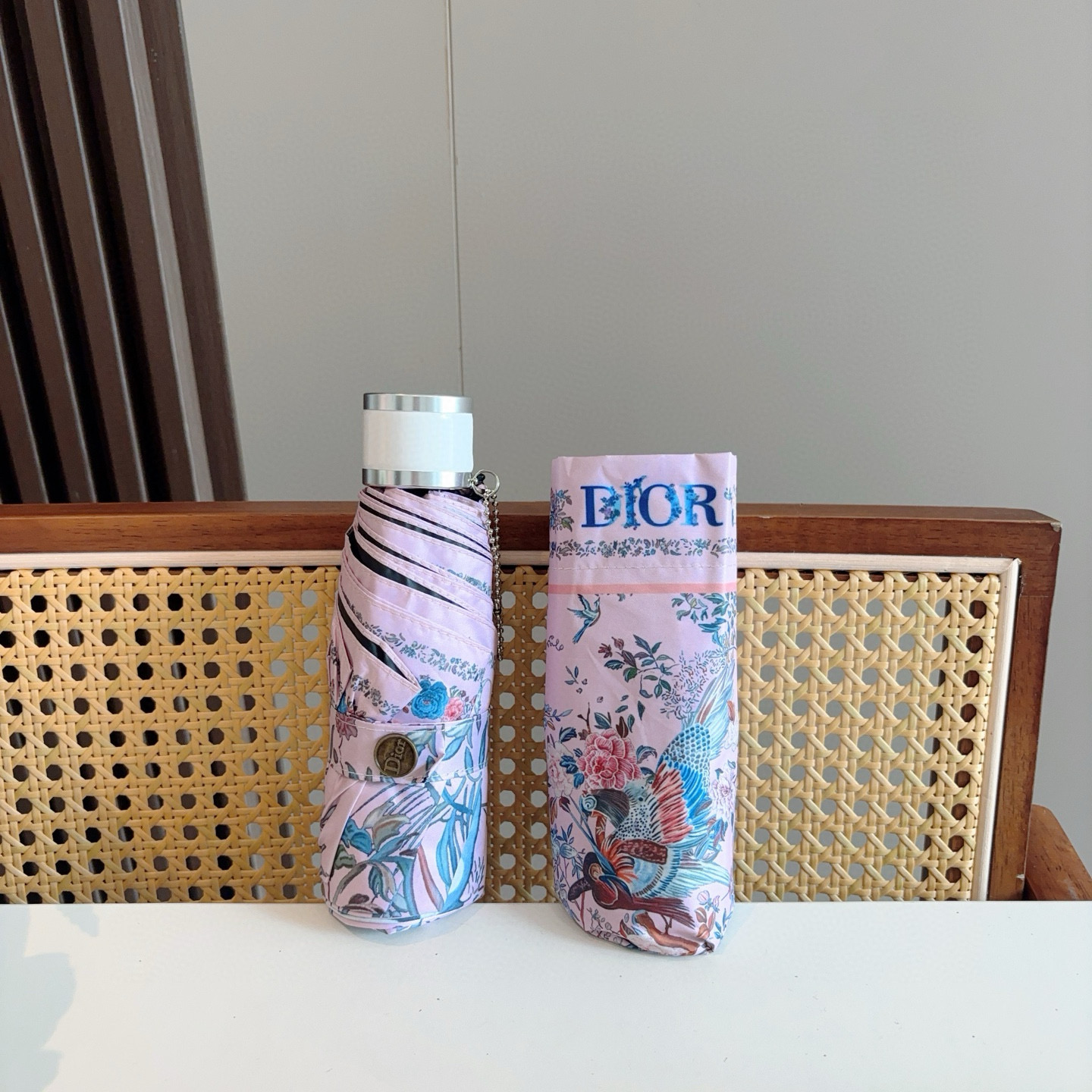  DIOR （迪奥） 五折手开折叠伞 超轻口袋 仅18cm  热卖款 时尚指数爆表 无论晴天雨天使用都相