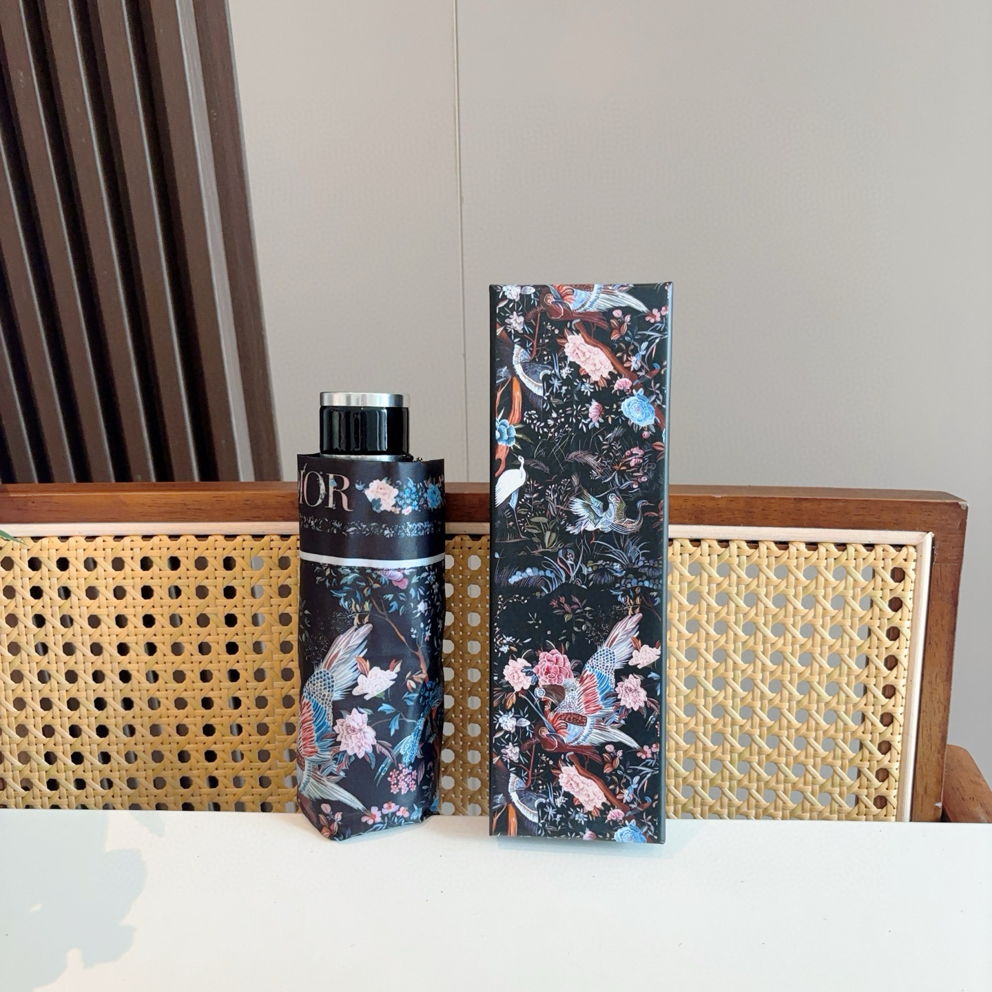  DIOR （迪奥） 五折手开折叠伞 超轻口袋 仅18cm  热卖款 时尚指数爆表 无论晴天雨天使用都相
