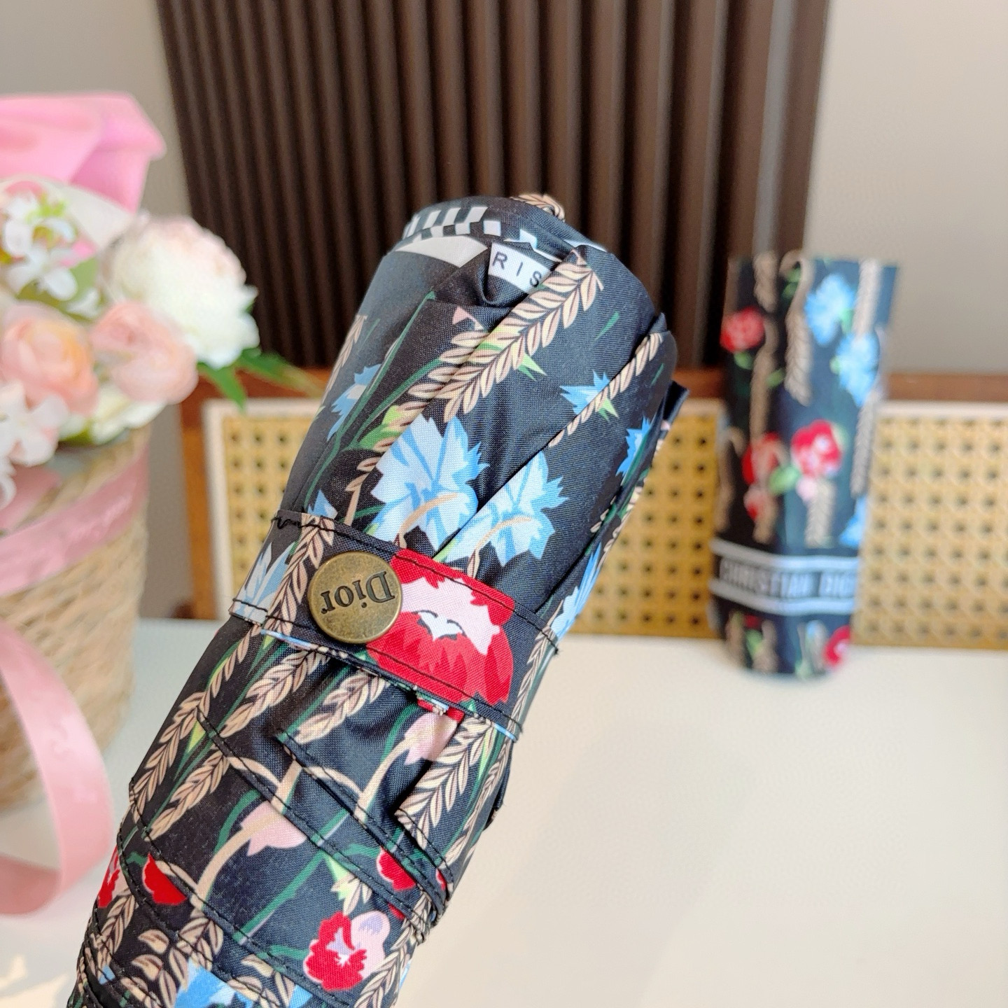  DIOR （迪奥） 五折手开折叠伞 超轻口袋 仅18cm  热卖款 时尚指数爆表 无论晴天雨天使用都相
