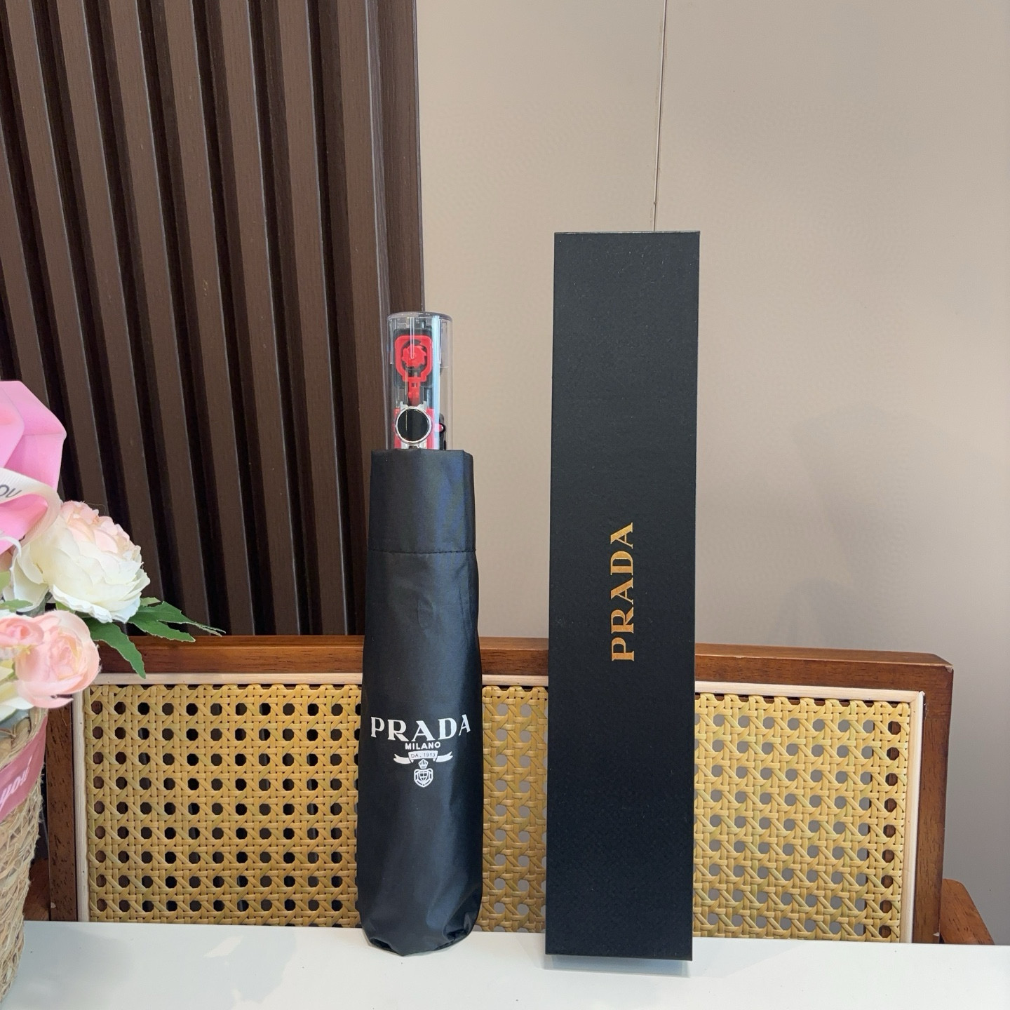  PRADA（普拉达）素色系列 奢华时尚单品 原单代工级品质 选用铝合金+玻纤 抗风雨性能佳 一键自动收