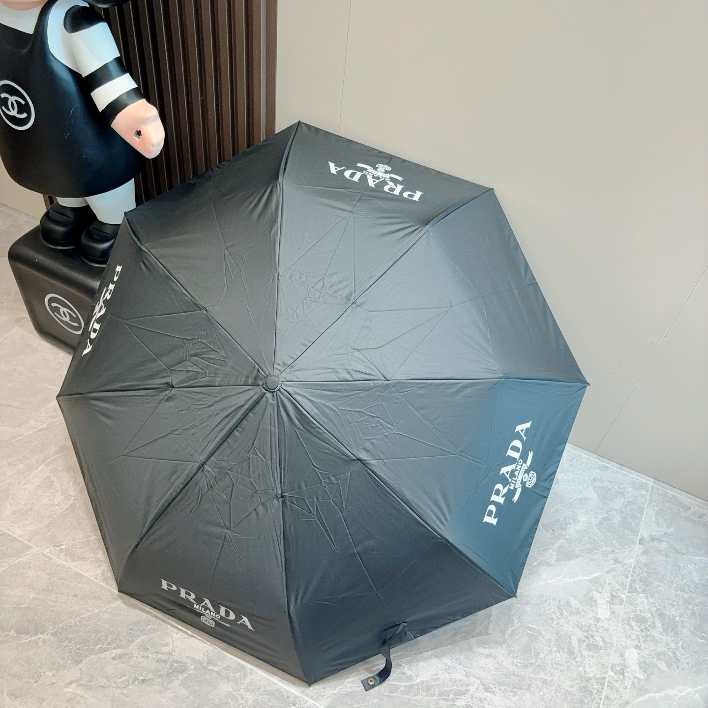  PRADA（普拉达）素色系列 奢华时尚单品 原单代工级品质 选用铝合金+玻纤 抗风雨性能佳 一键自动收