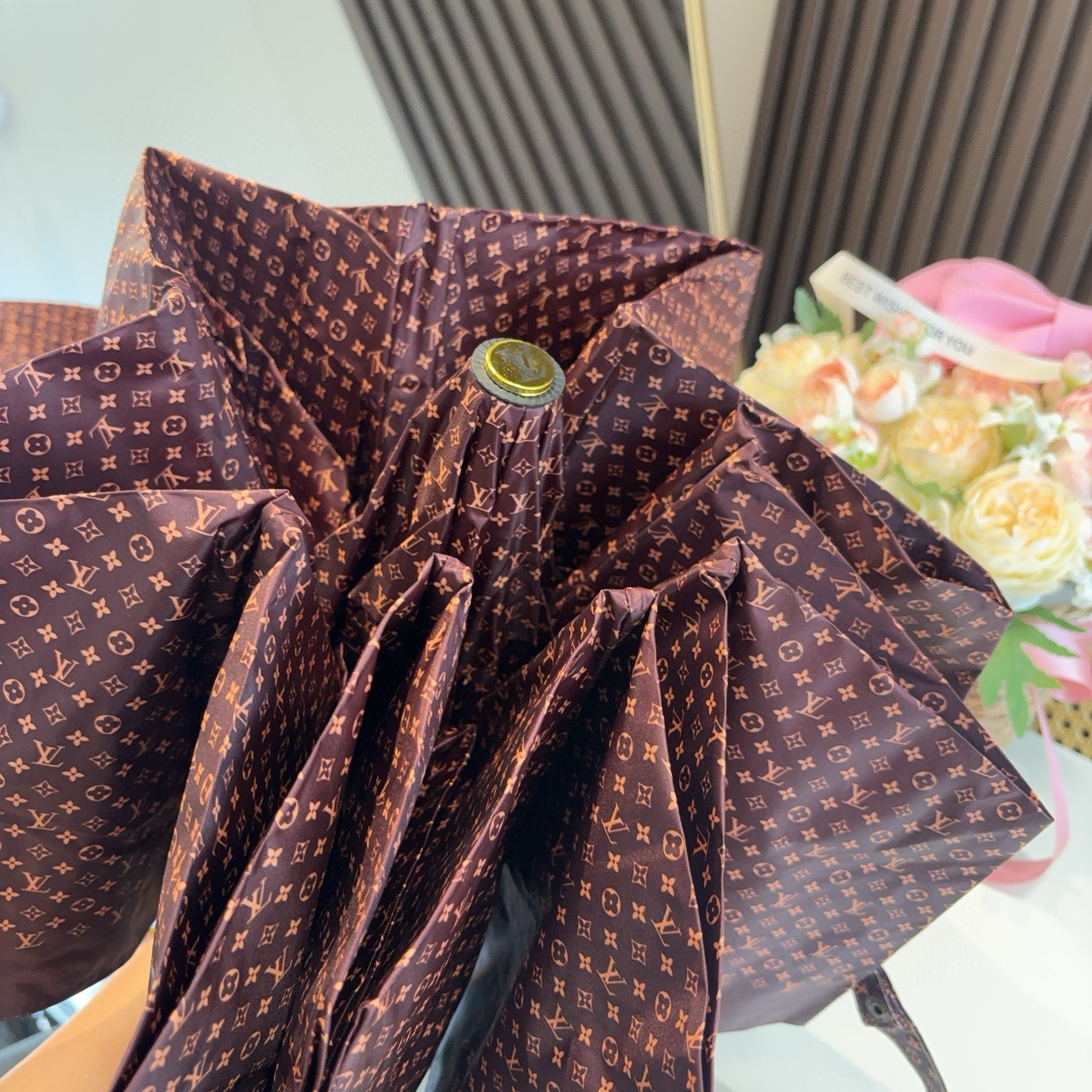 LOUIS VUITTON （路易威登）新款 三折自动折叠晴雨伞 新涂层技术深色伞面 拥有令人惊喜的遮光