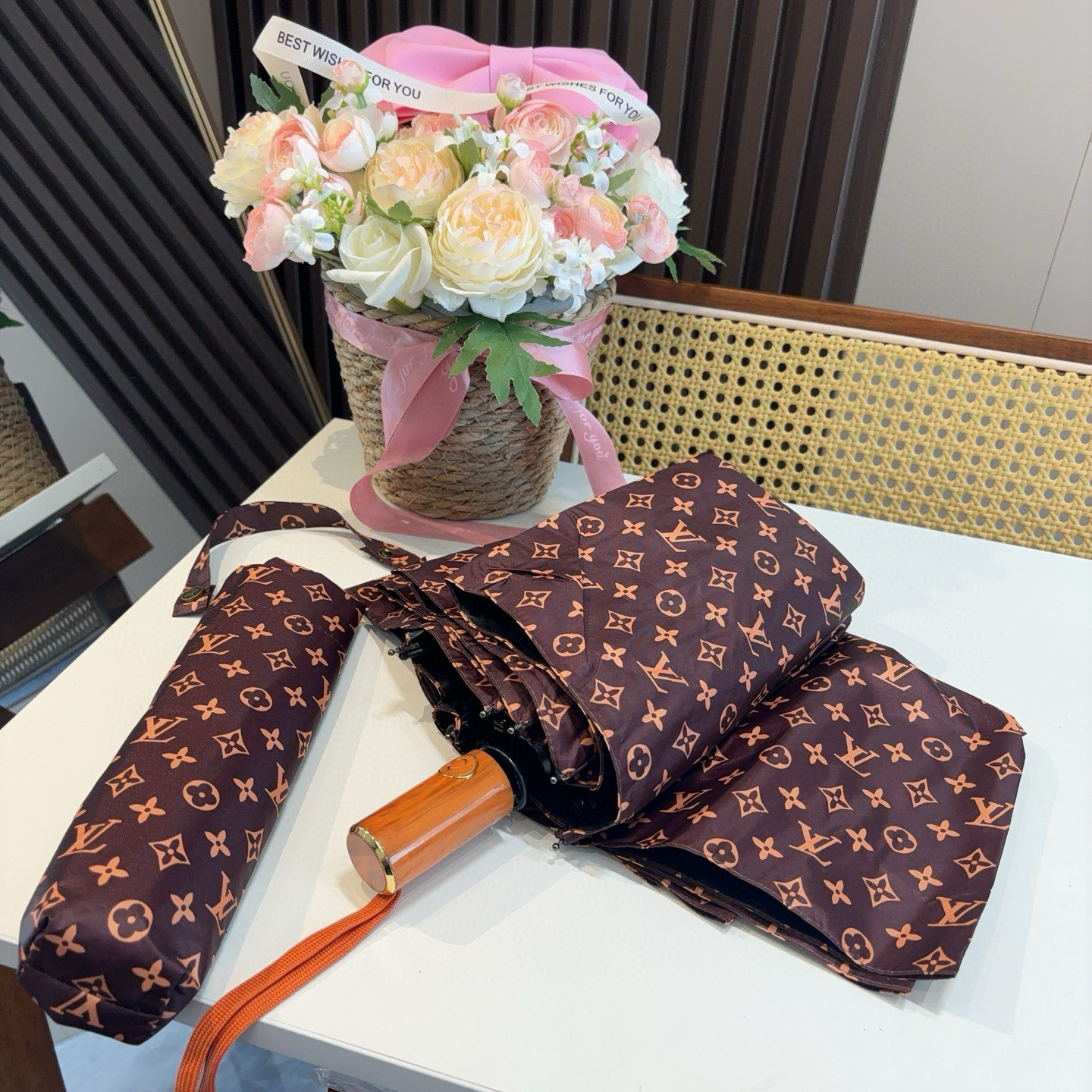 LOUIS VUITTON （路易威登）新款 三折自动折叠晴雨伞 新涂层技术深色伞面 拥有令人惊喜的遮光