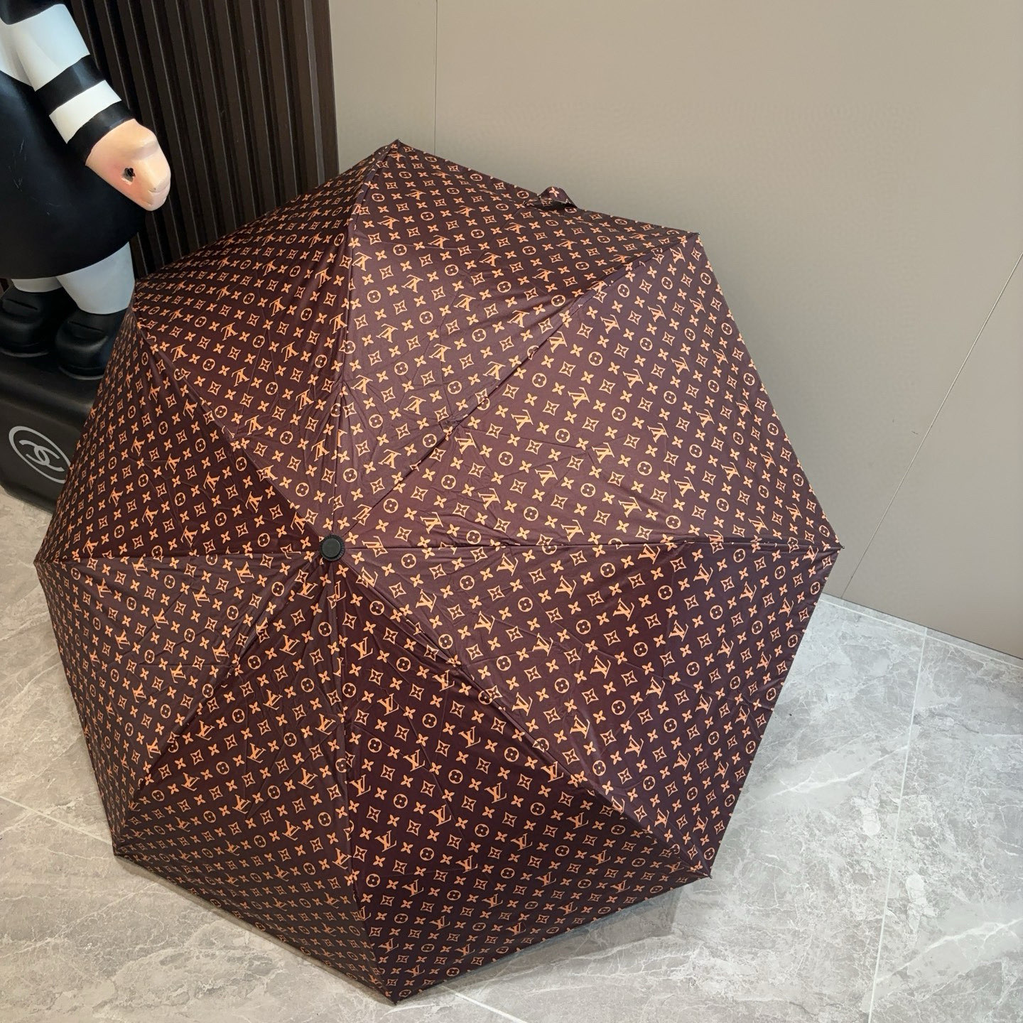 LOUIS VUITTON （路易威登）新款 三折自动折叠晴雨伞 新涂层技术深色伞面 拥有令人惊喜的遮光