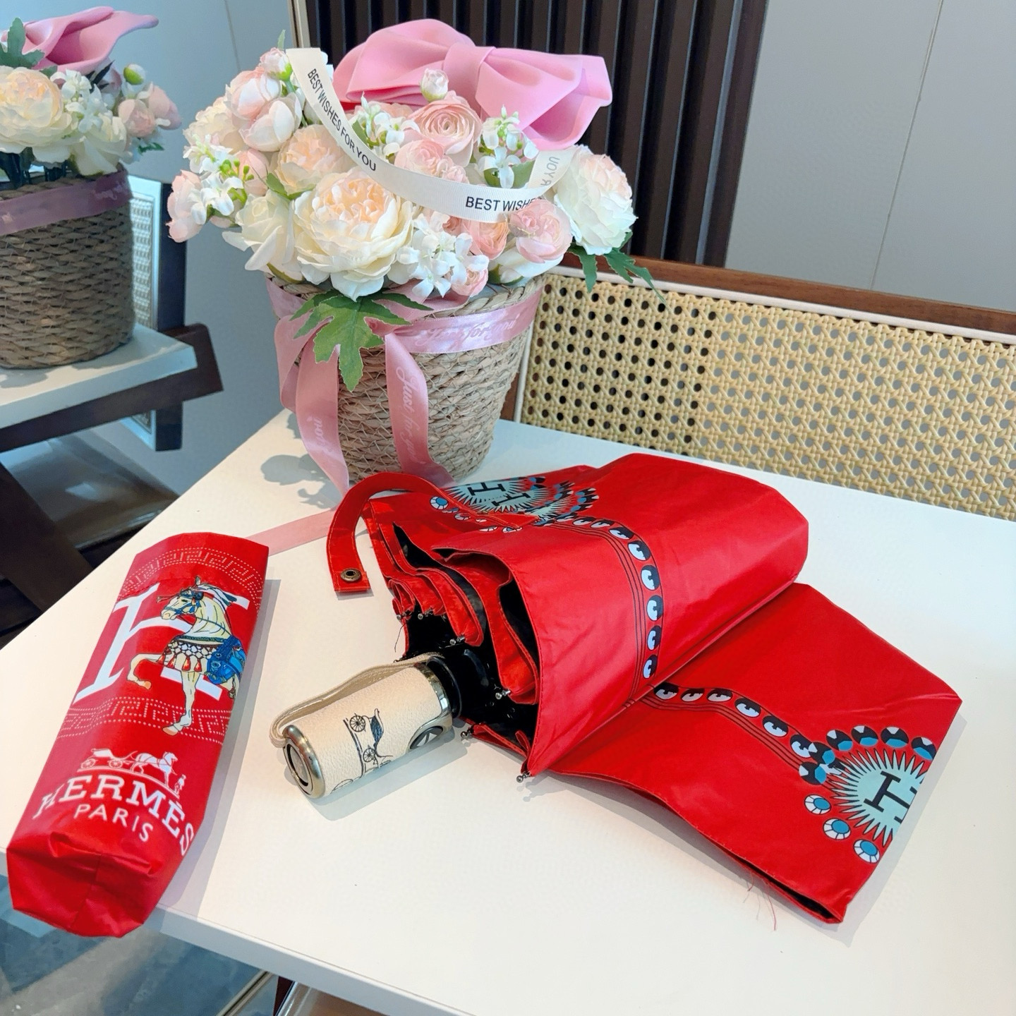 爱马仕（Hermès）   新款 极品H家三折自动伞重磅呈现 以其精湛的工艺技术和源源不断的想像力 新涂