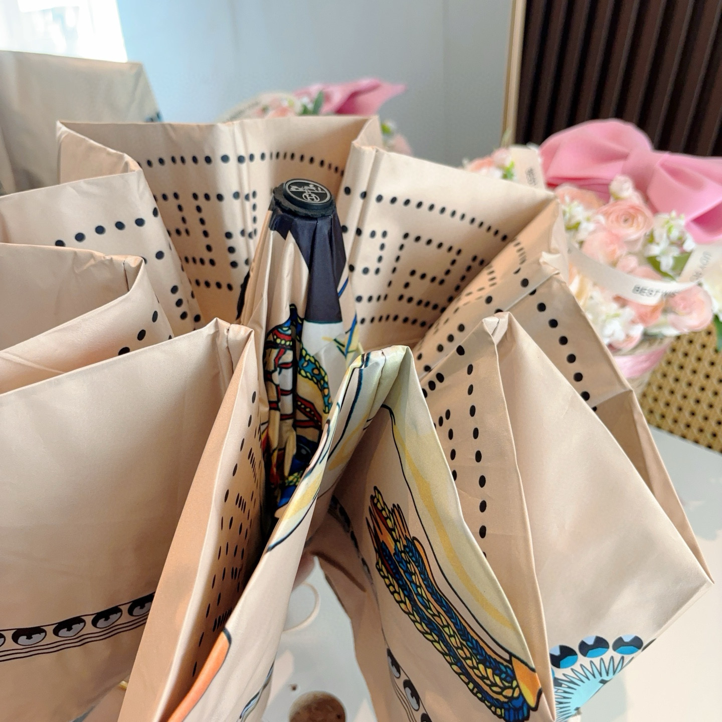 爱马仕（Hermès）   新款 极品H家三折自动伞重磅呈现 以其精湛的工艺技术和源源不断的想像力 新涂