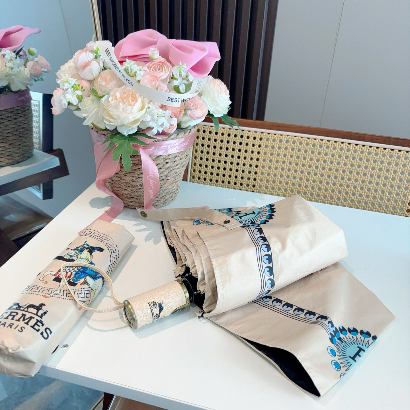 爱马仕（Hermès）   新款 极品H家三折自动伞重磅呈现 以其精湛的工艺技术和源源不断的想像力 新涂