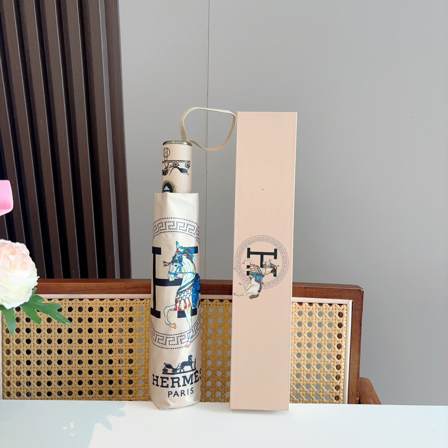 爱马仕（Hermès）   新款 极品H家三折自动伞重磅呈现 以其精湛的工艺技术和源源不断的想像力 新涂