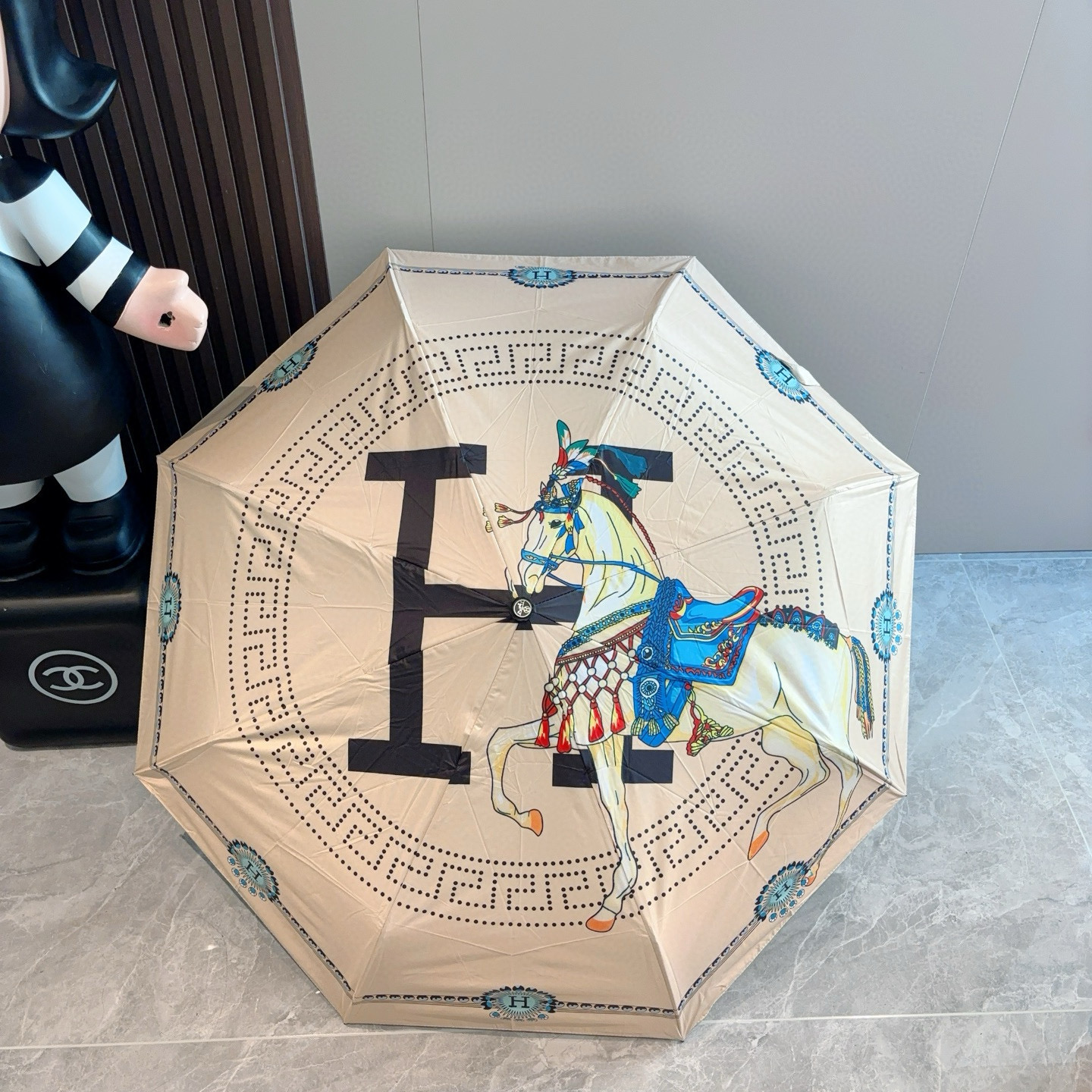 爱马仕（Hermès）   新款 极品H家三折自动伞重磅呈现 以其精湛的工艺技术和源源不断的想像力 新涂