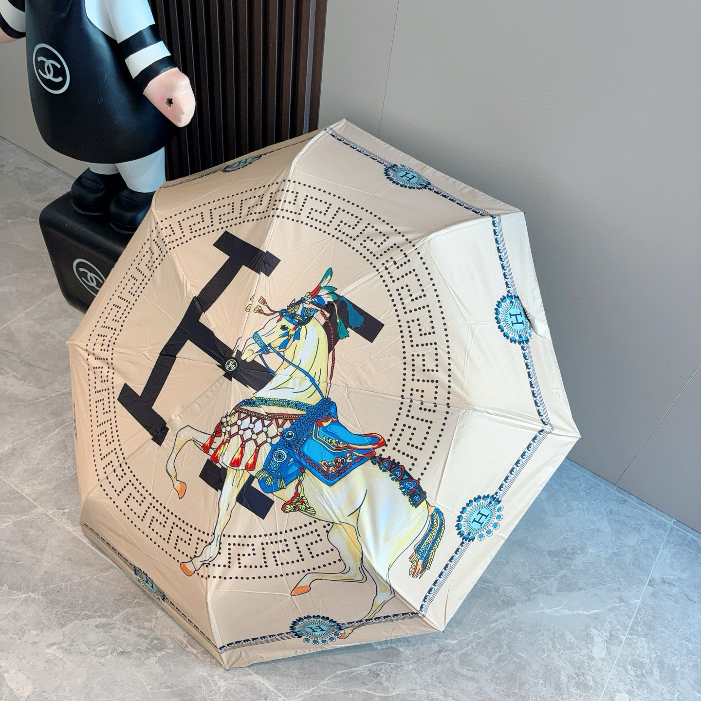爱马仕（Hermès）   新款 极品H家三折自动伞重磅呈现 以其精湛的工艺技术和源源不断的想像力 新涂
