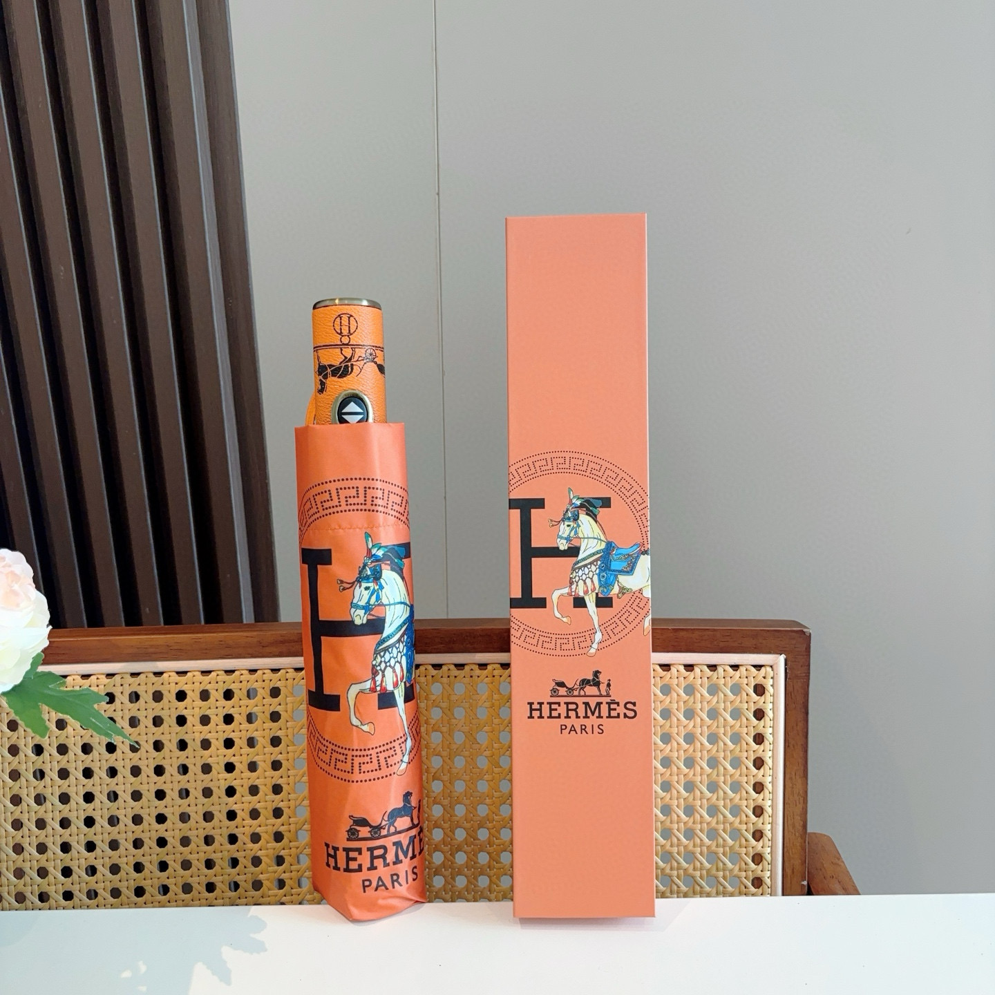 爱马仕（Hermès）   新款 极品H家三折自动伞重磅呈现 以其精湛的工艺技术和源源不断的想像力 新涂